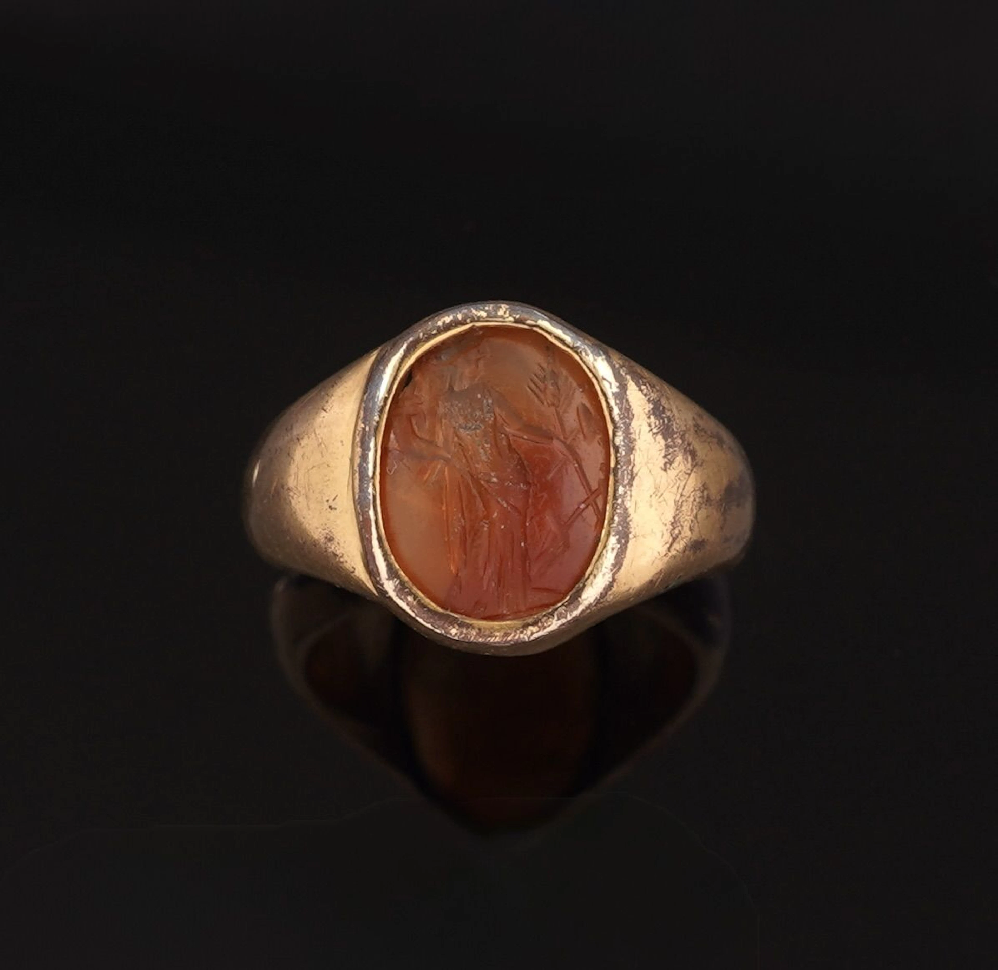 Gold-plated metal ring, adorned with an intaglio depicting F - Lot 171