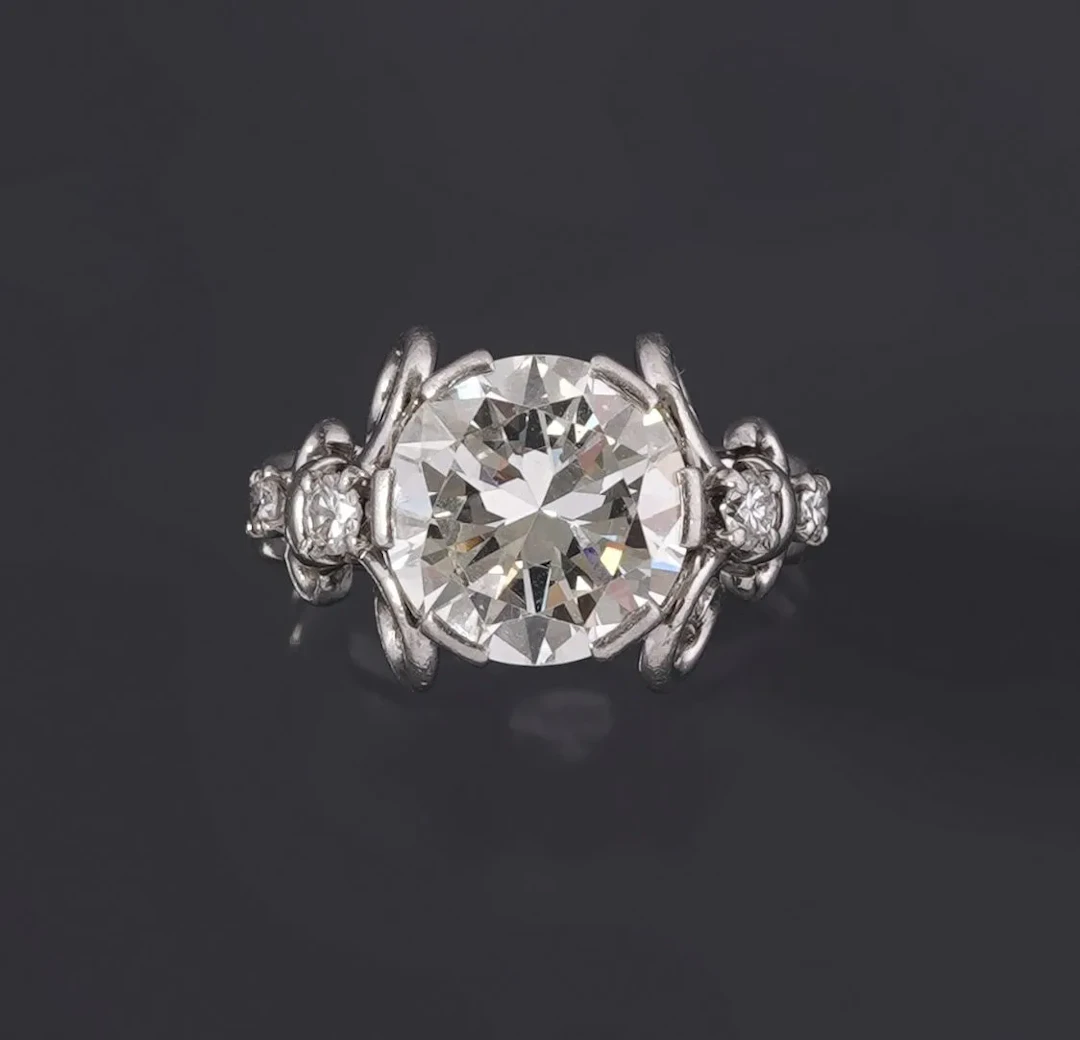 An 850-th platinum ring set with a modern-cut diamond weighi - Lot 267