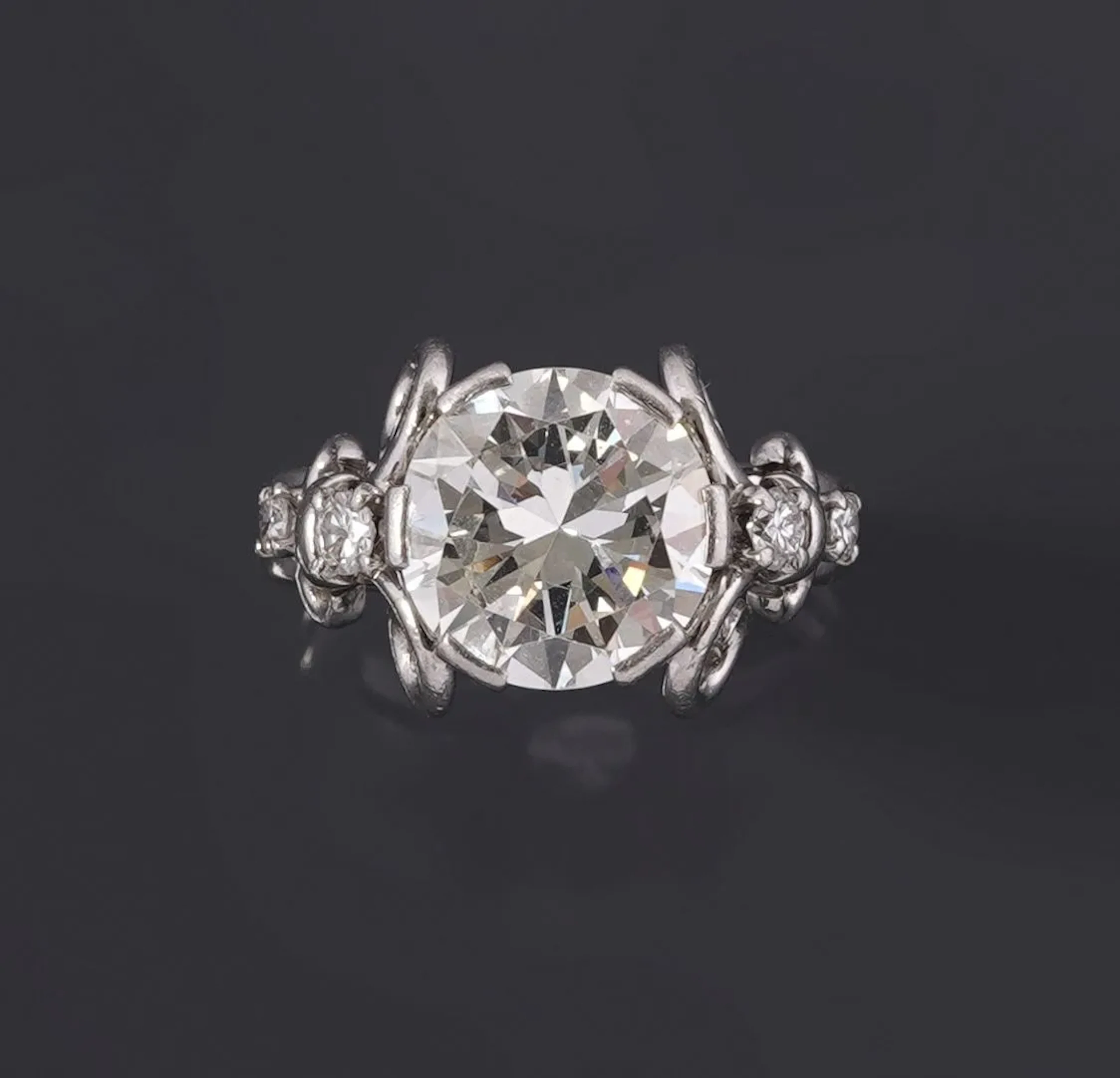 An 850-th platinum ring set with a modern-cut diamond weighi - Lot 267