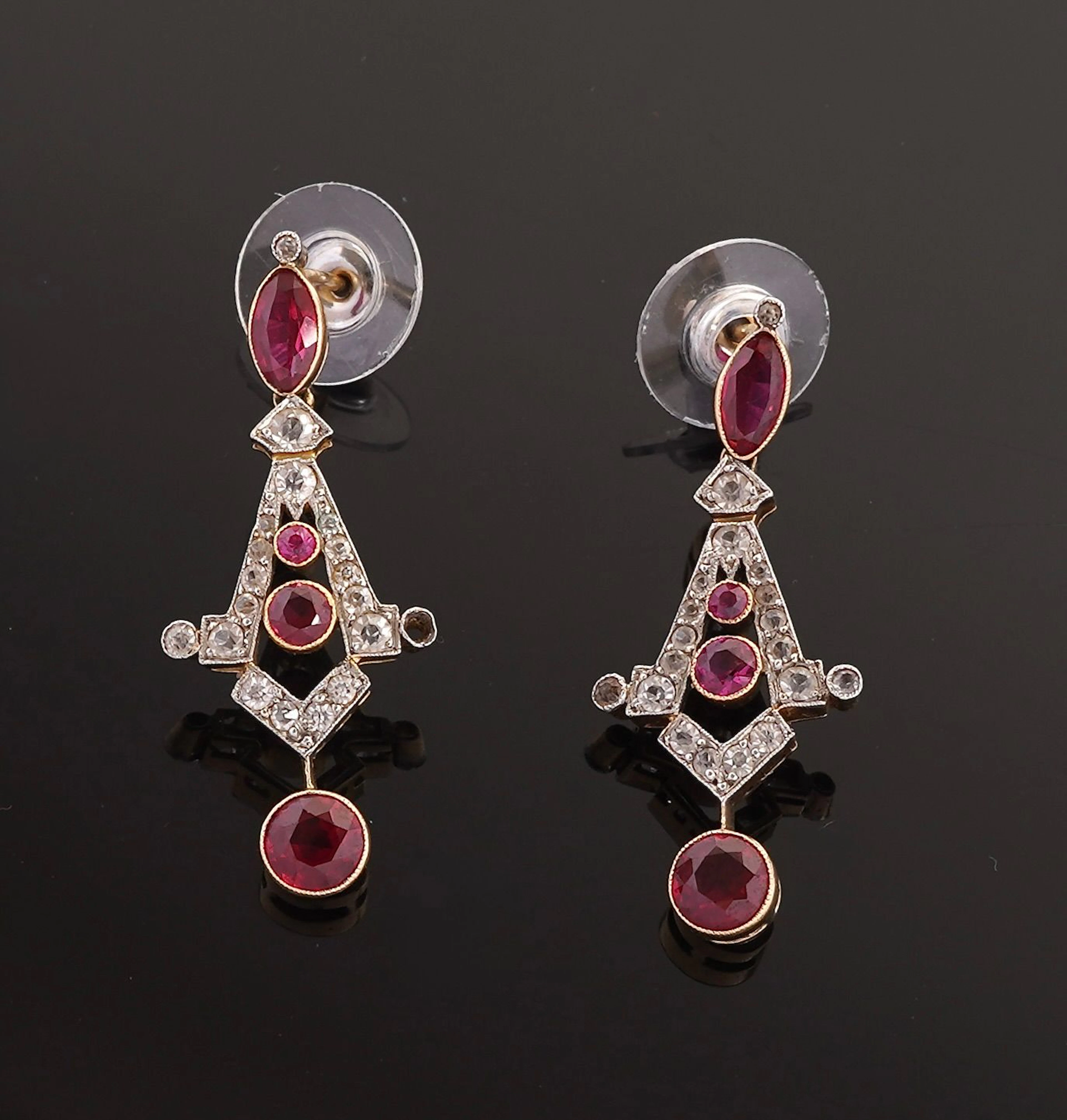 A pair of Art Deco-style earrings in 18k yellow gold (750) a - Lot 223