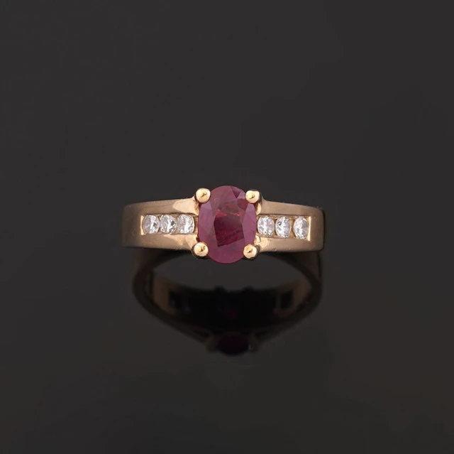 18k yellow gold ring (750 parts per thousand) set with an ov - Lot 295