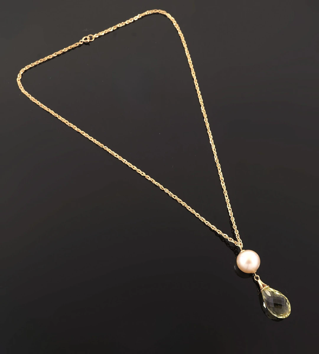 An 18k yellow gold (750) necklace with twisted links, featur - Lot 201