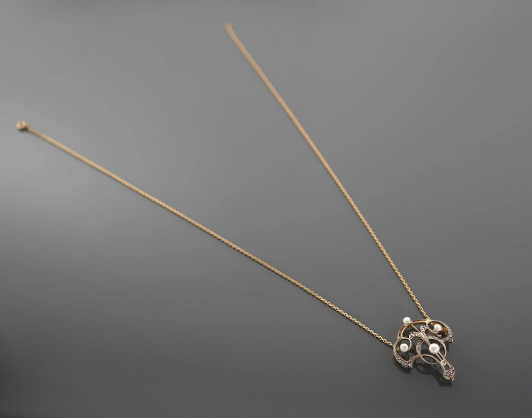 An Art Nouveau necklace in 18k yellow gold (750 fineness) wi - Lot 135