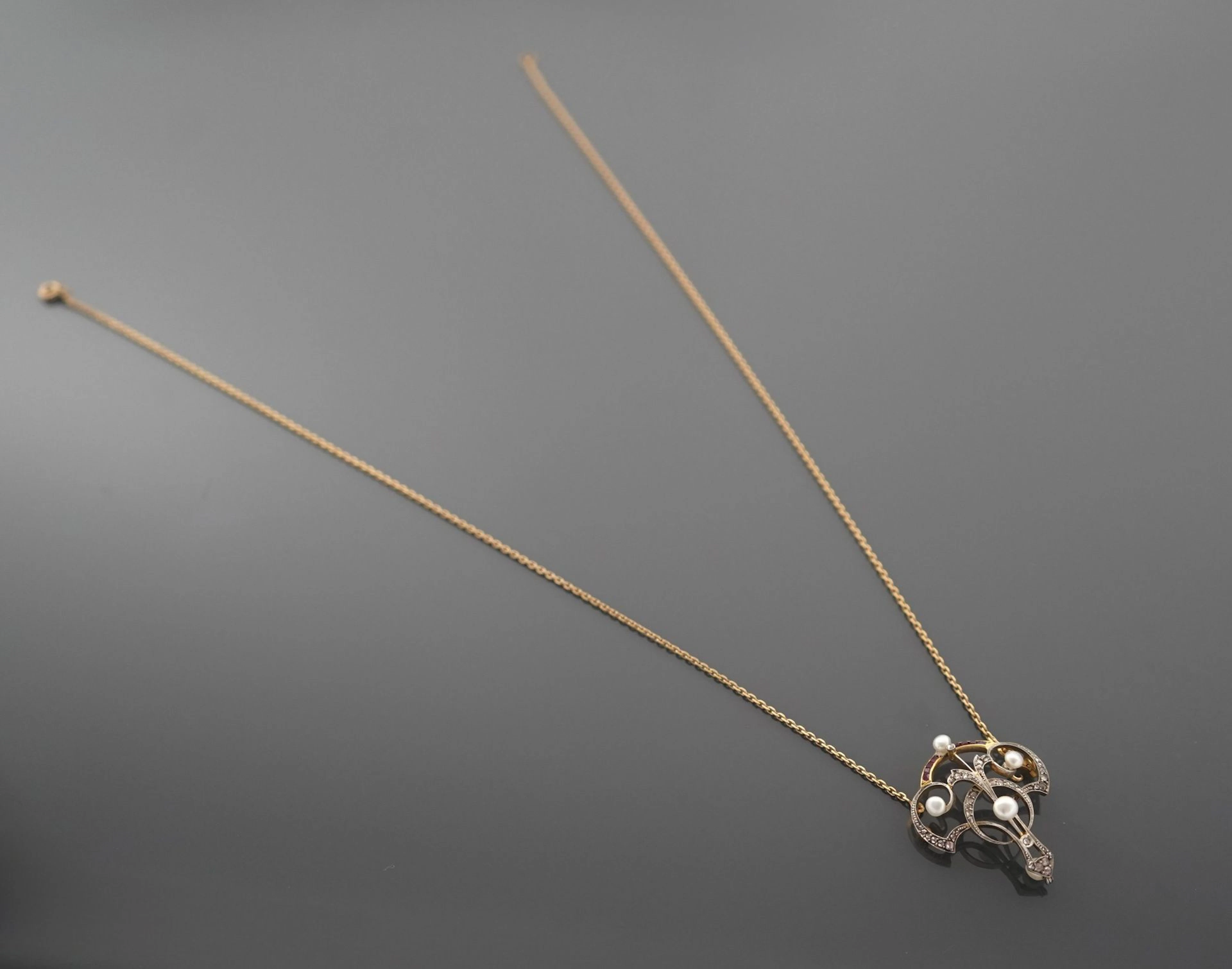 An Art Nouveau necklace in 18k yellow gold (750 fineness) wi - Lot 135
