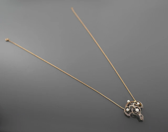 An Art Nouveau necklace in 18k yellow gold (750 fineness) wi - Lot 135