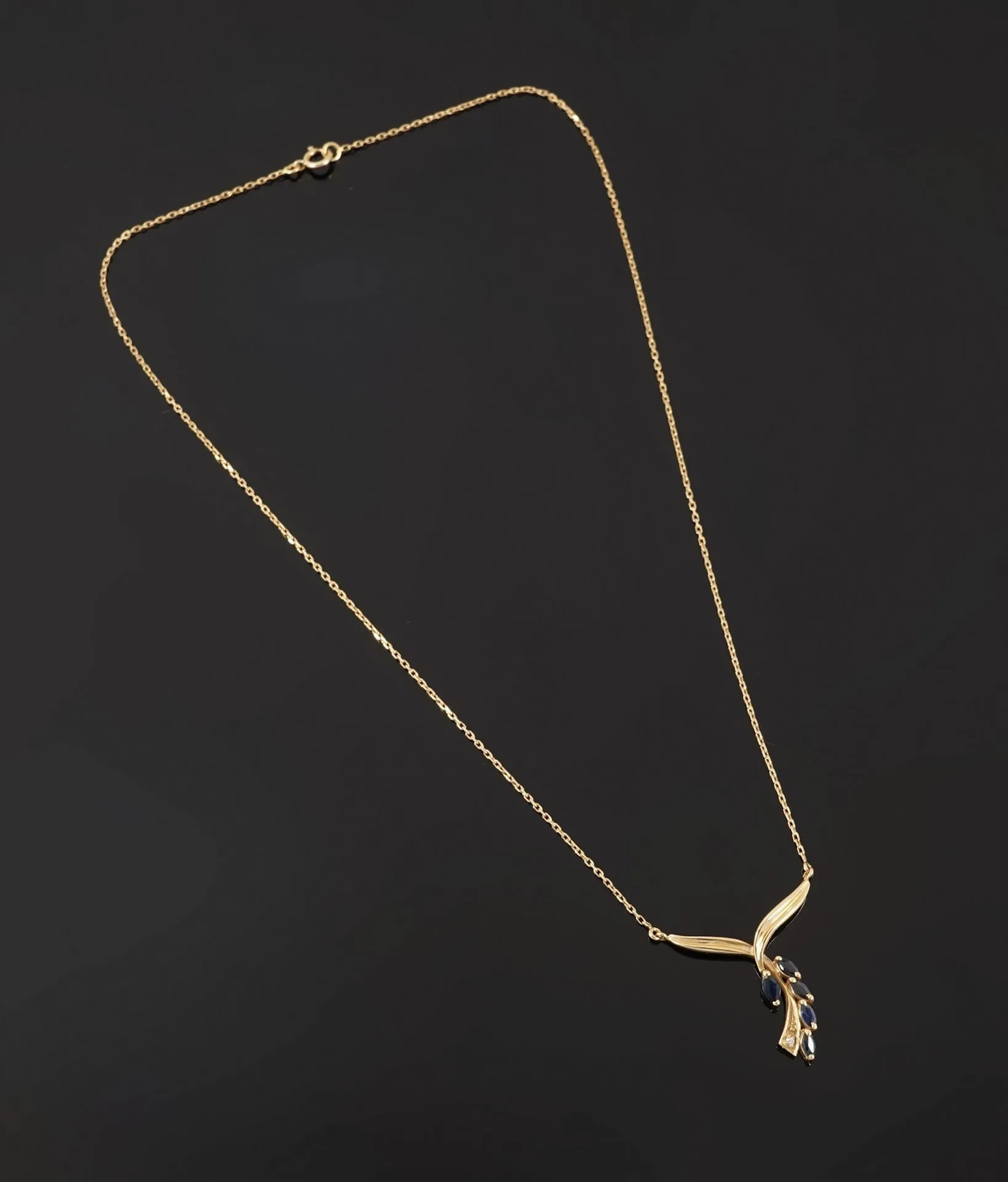 An 18k yellow gold (750) necklace consisting of a forçat-lin - Lot 111