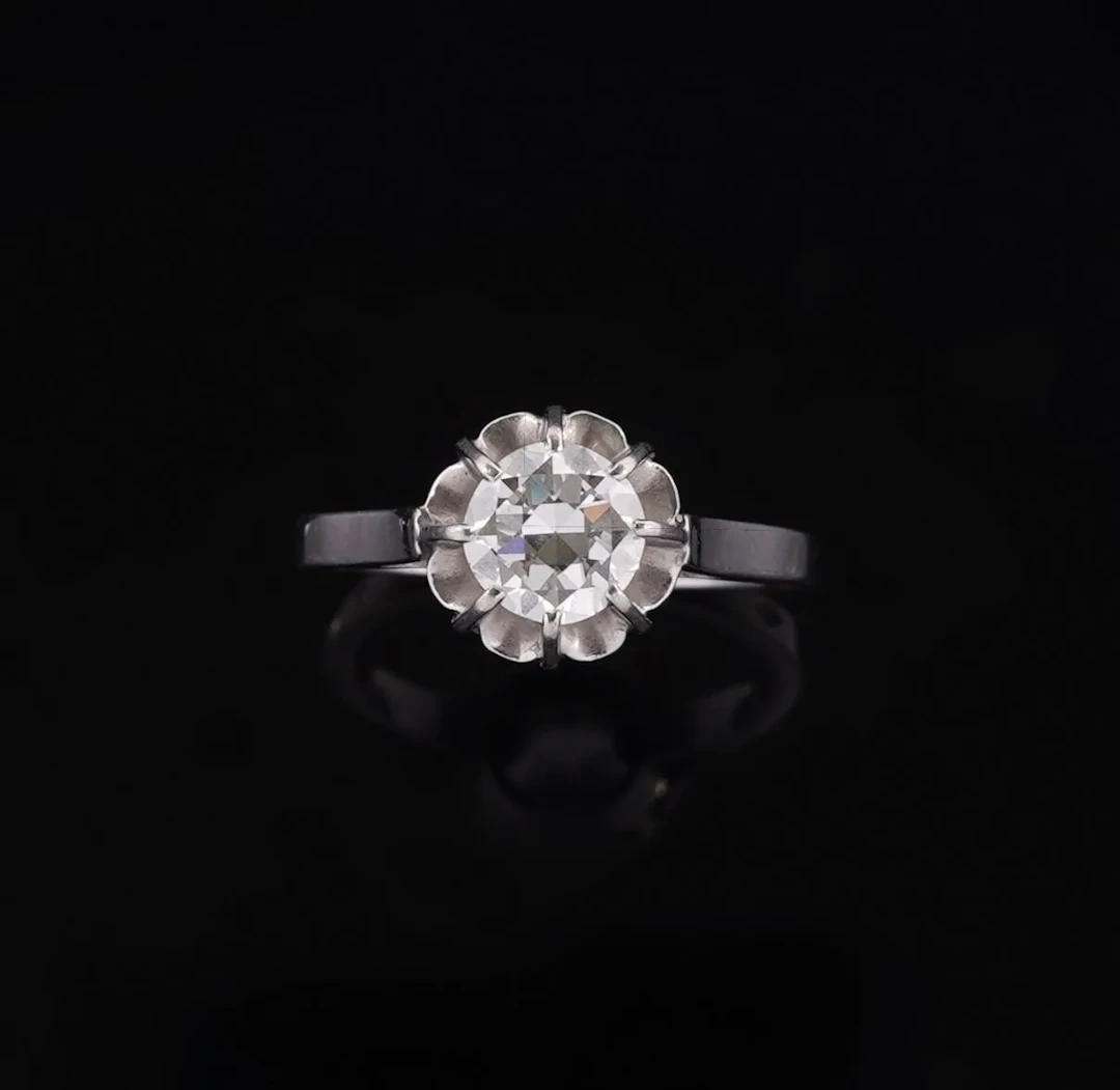 An 850-thousandths platinum solitaire ring set with an Old E - Lot 248