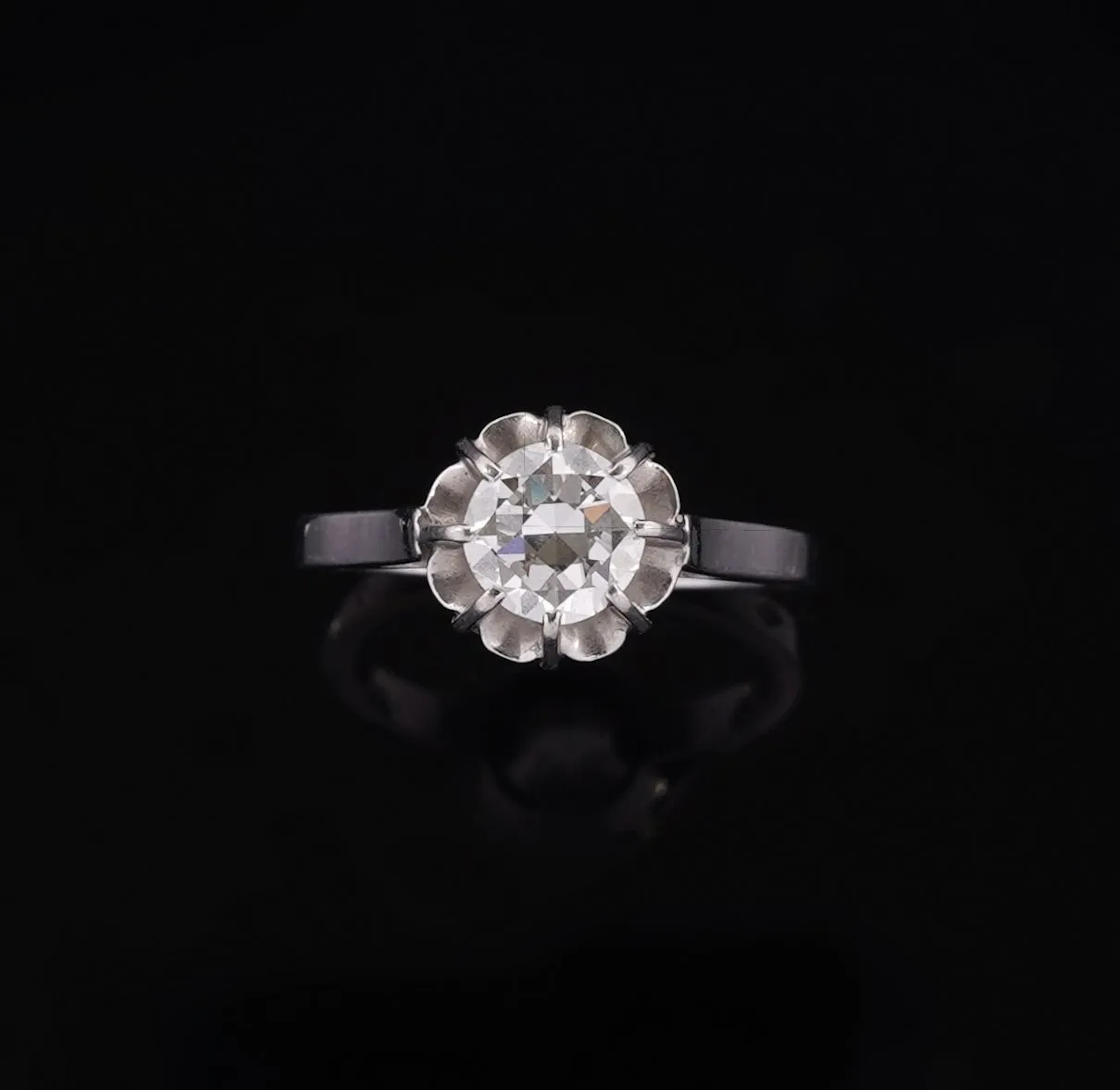 An 850-thousandths platinum solitaire ring set with an Old E - Lot 248