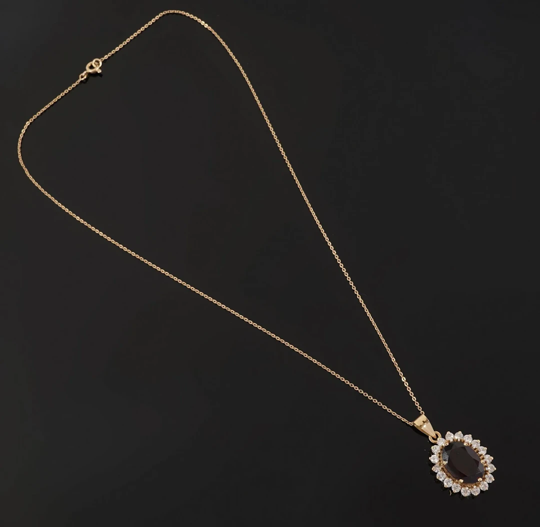 An 18k yellow gold (750) necklace with a chain link design, - Lot 186