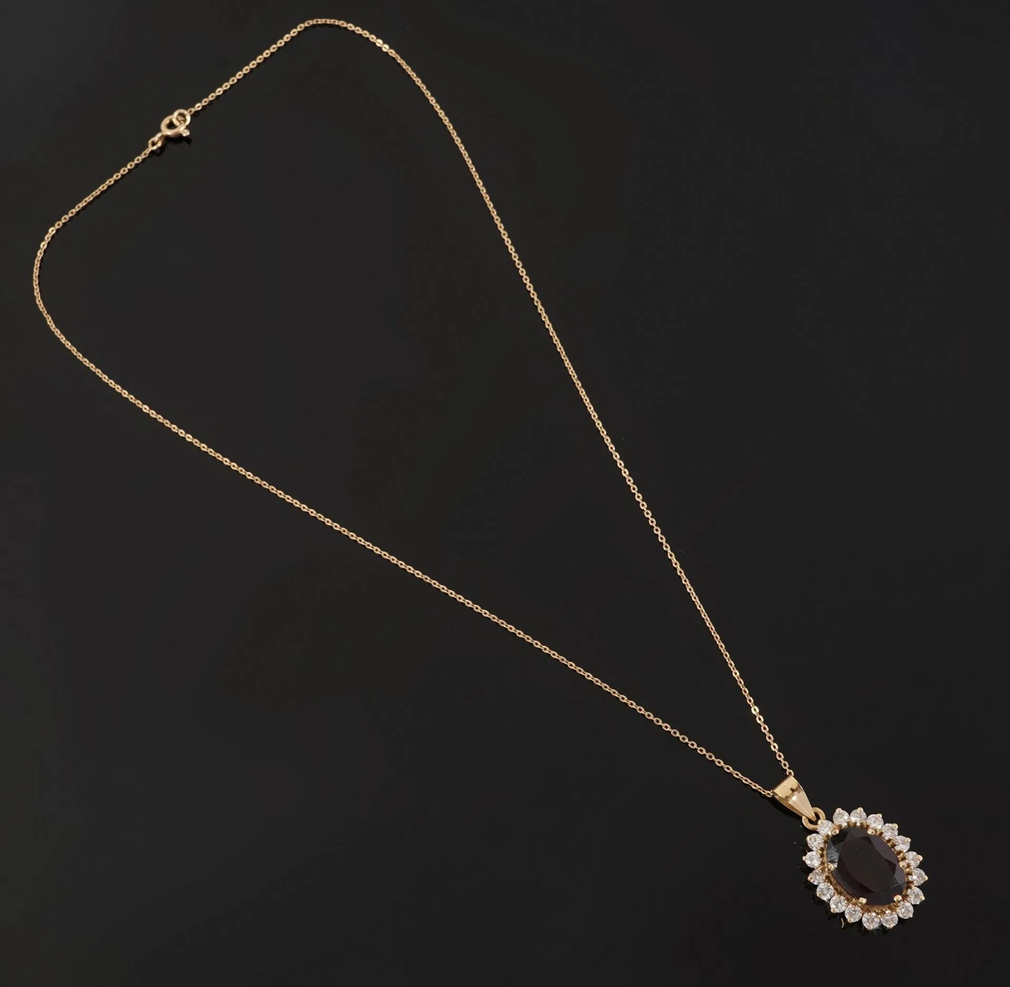 An 18k yellow gold (750) necklace with a chain link design, - Lot 186