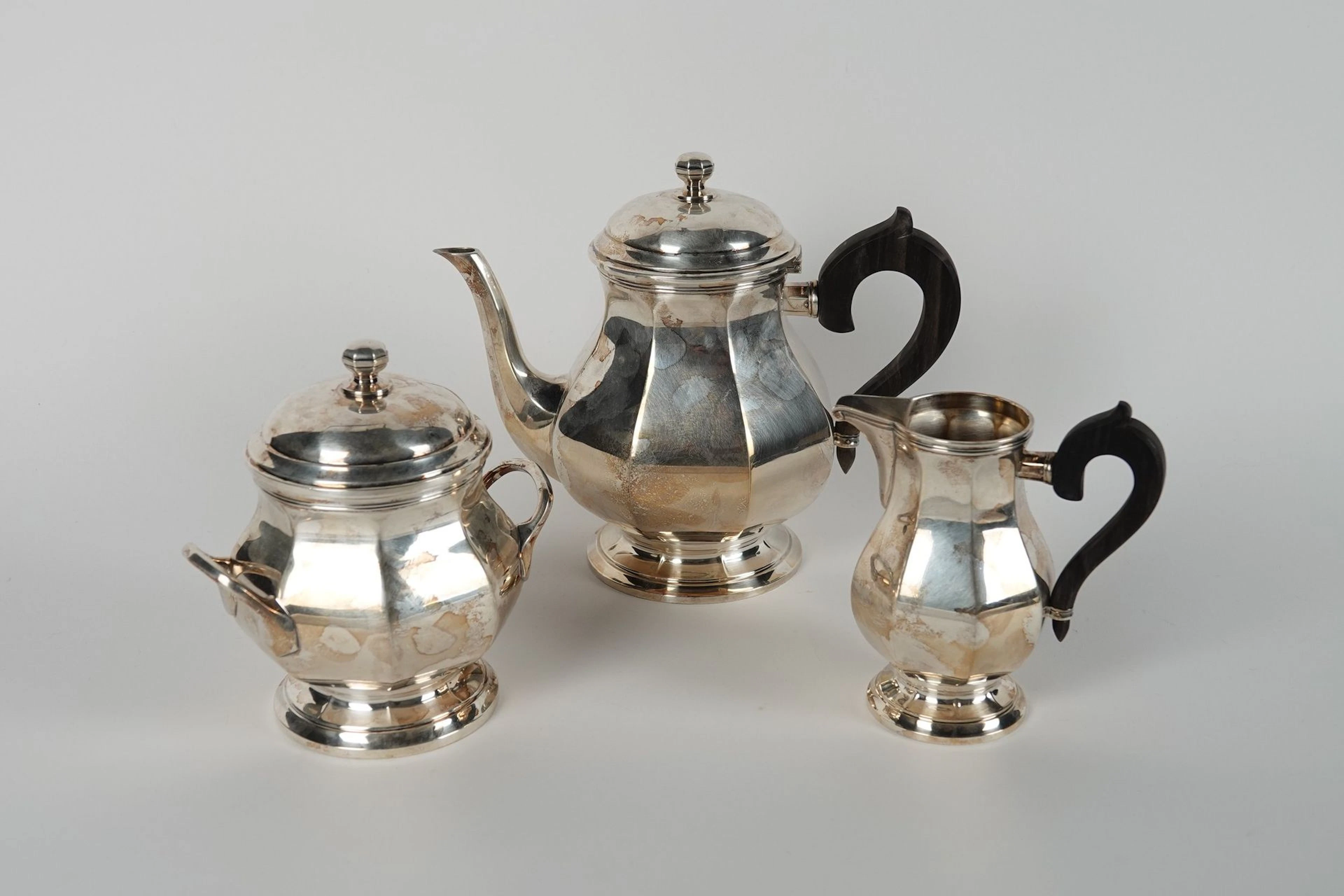 850/1000 silver tea set consisting of a teapot, a milk pitch - Lot 197