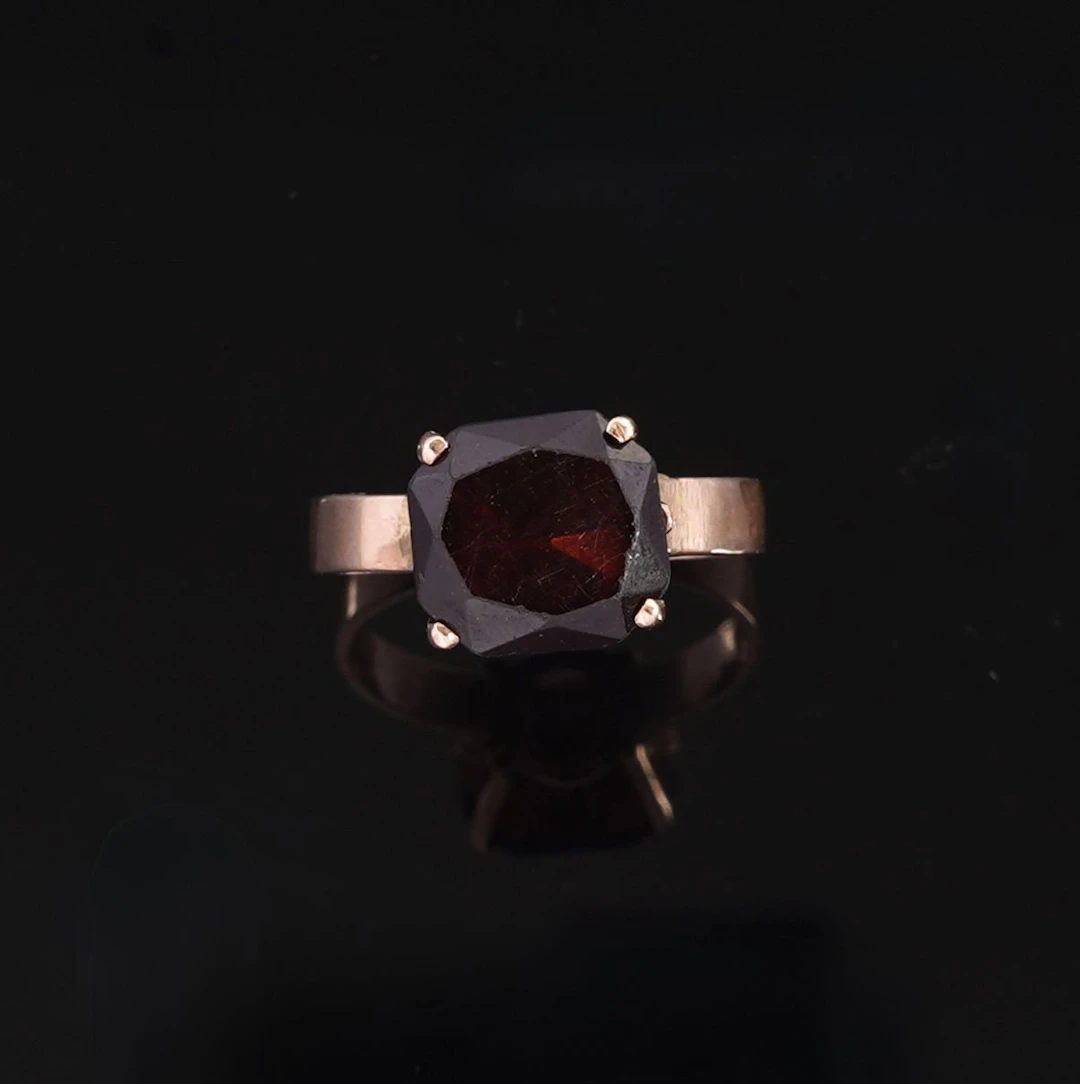 14k rose gold ring (585 parts per thousand) set with a cushi - Lot 221
