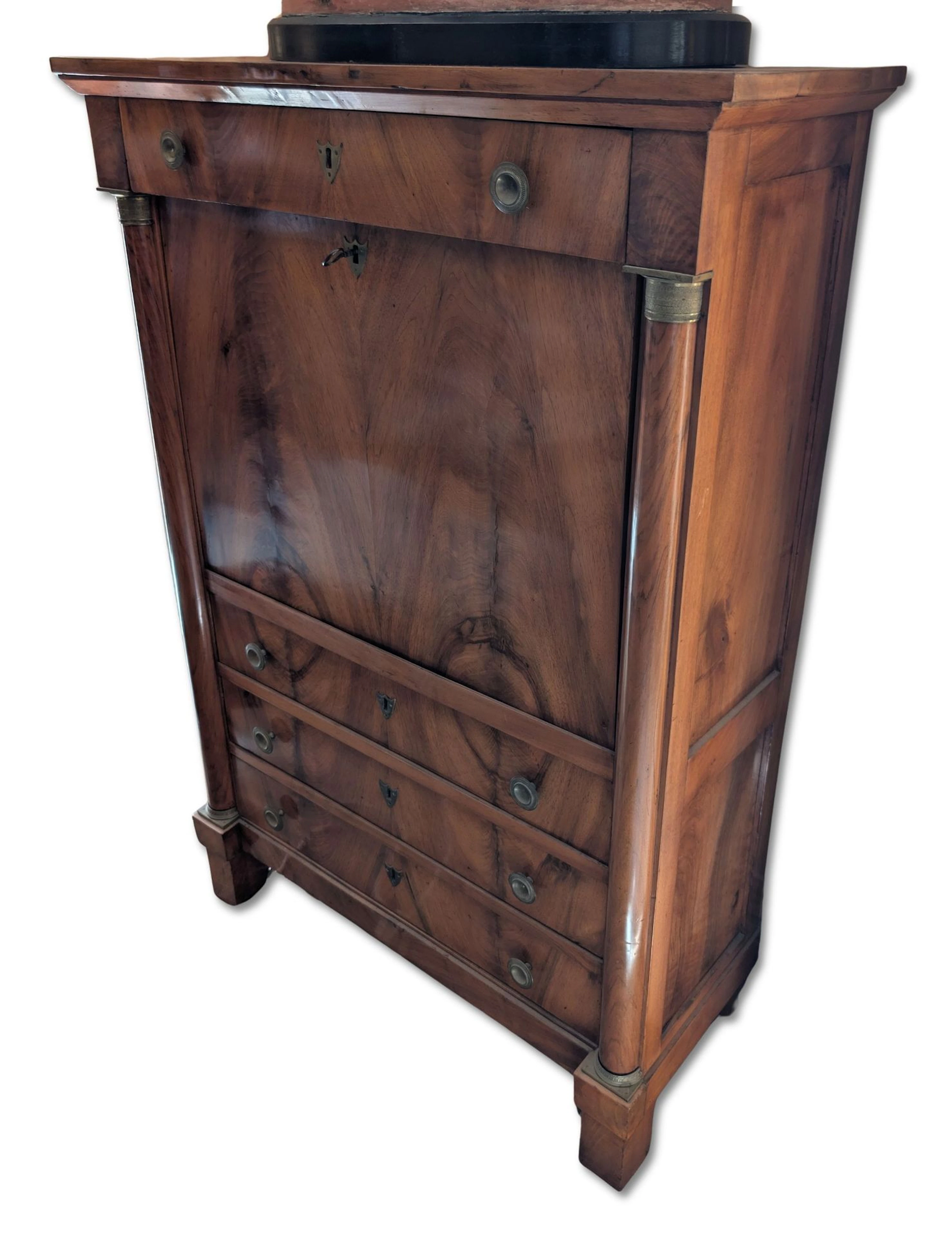 Mahogany secretary desk with four drawers and a drop-leaf to - Lot 637