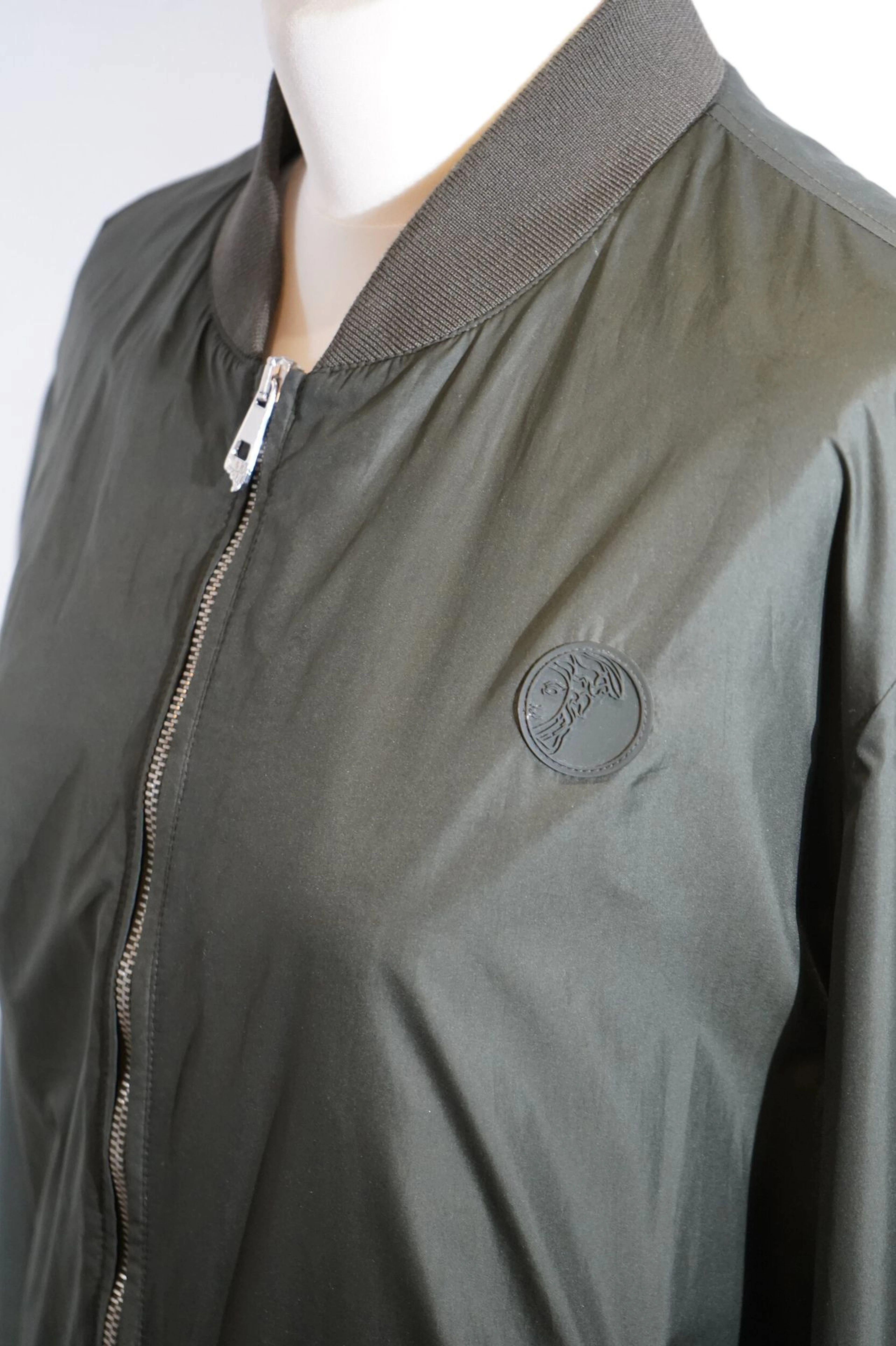 "Four pieces for men S.XL approximately: a khaki jacket VERS - Lot 33