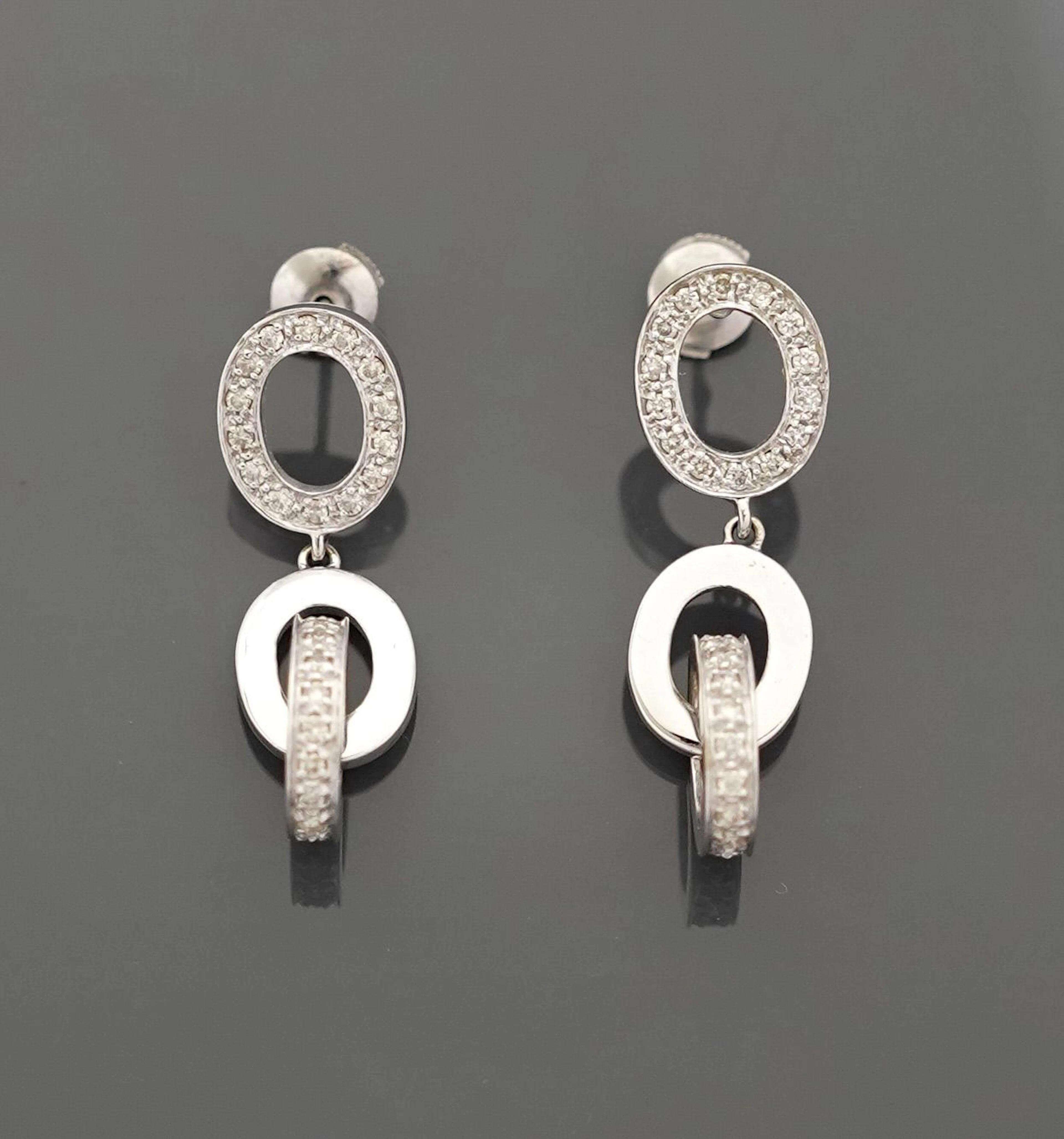 A pair of 18k white gold earrings (750 fineness) featuring a - Lot 256