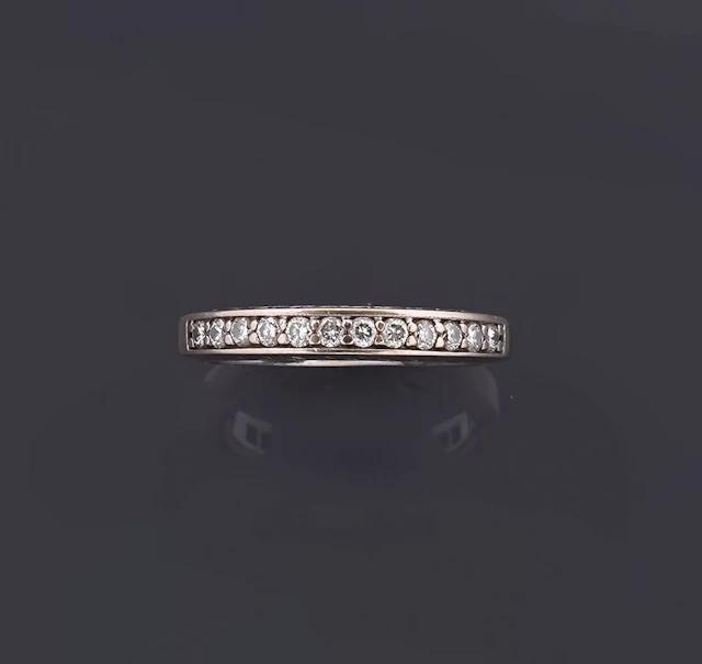 18k white gold half-eternity ring (750 parts per thousand) s - Lot 233