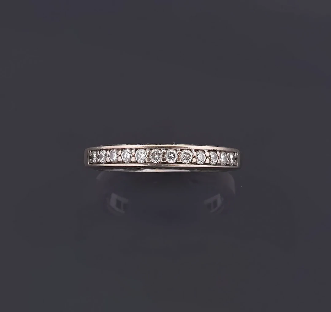 18k white gold half-eternity ring (750 parts per thousand) s - Lot 233