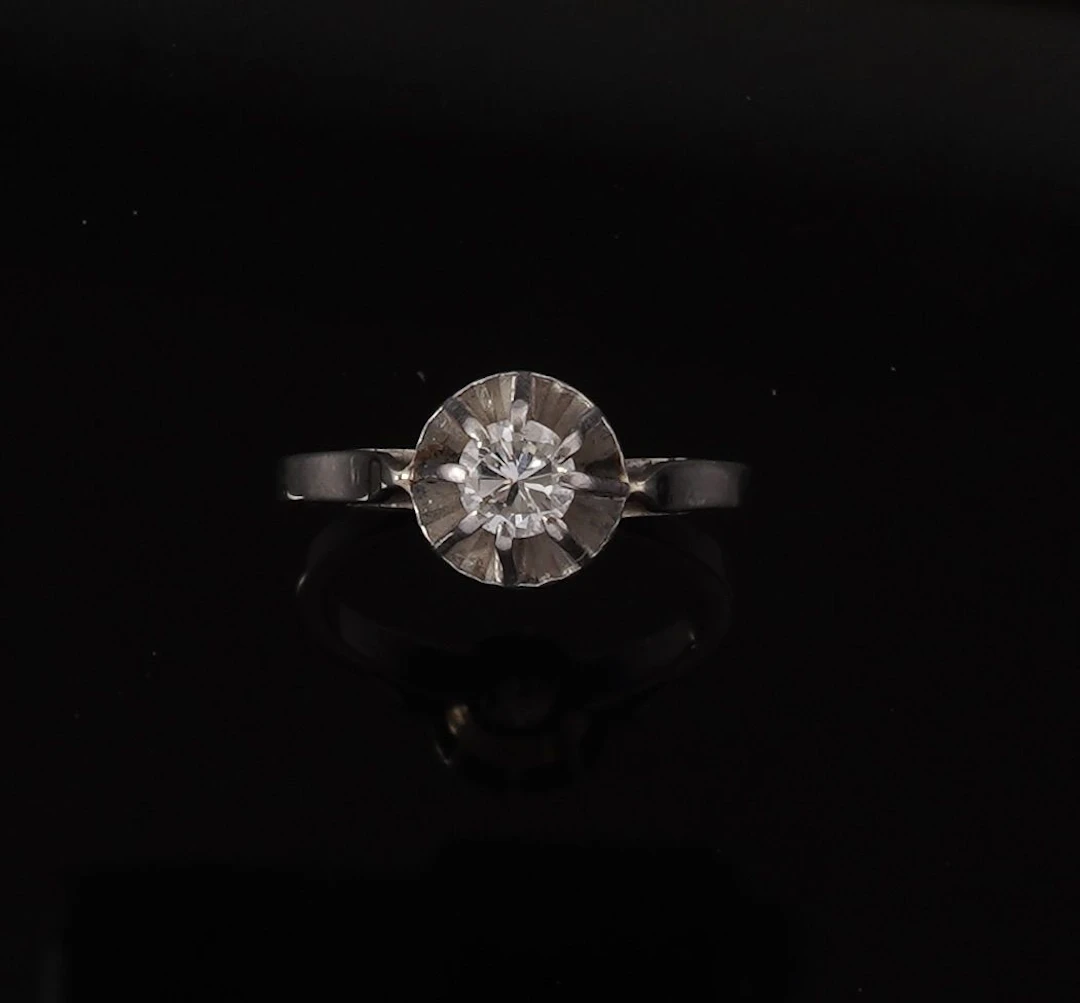18k white gold solitaire ring (750 parts per thousand) set w - Lot 279