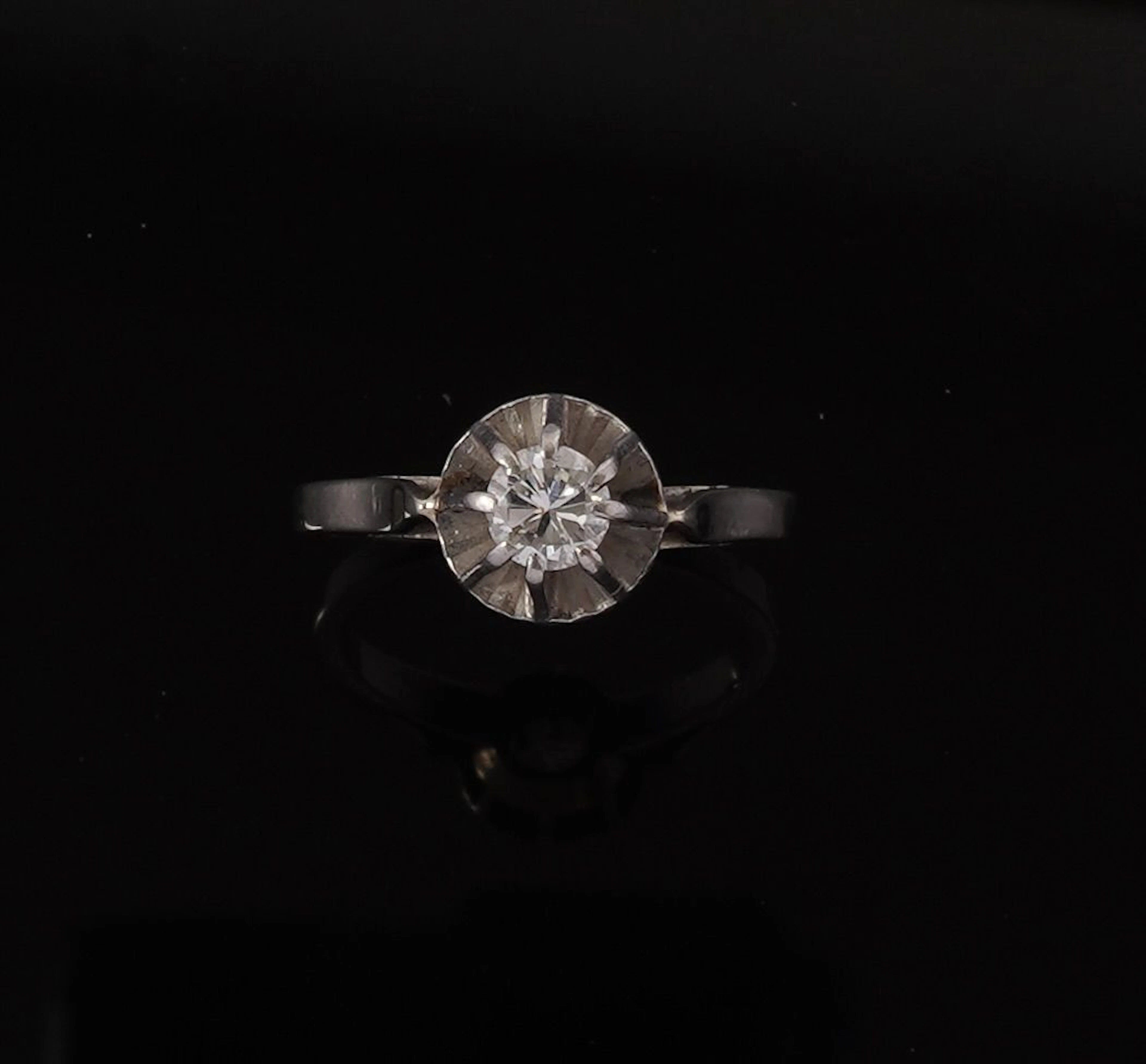 18k white gold solitaire ring (750 parts per thousand) set w - Lot 279