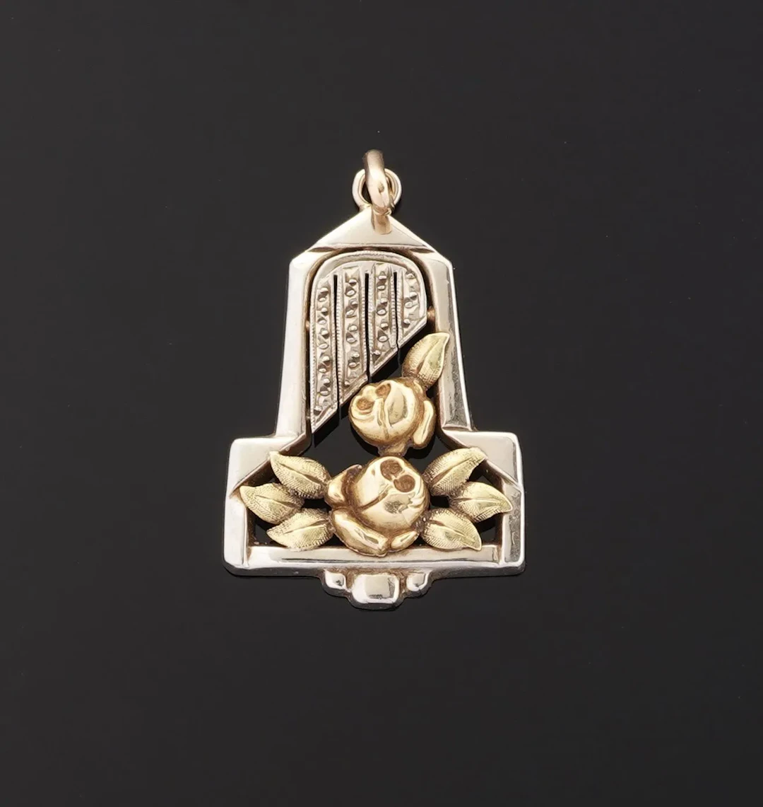 Art Deco pendant with an architectural design featuring beve - Lot 142