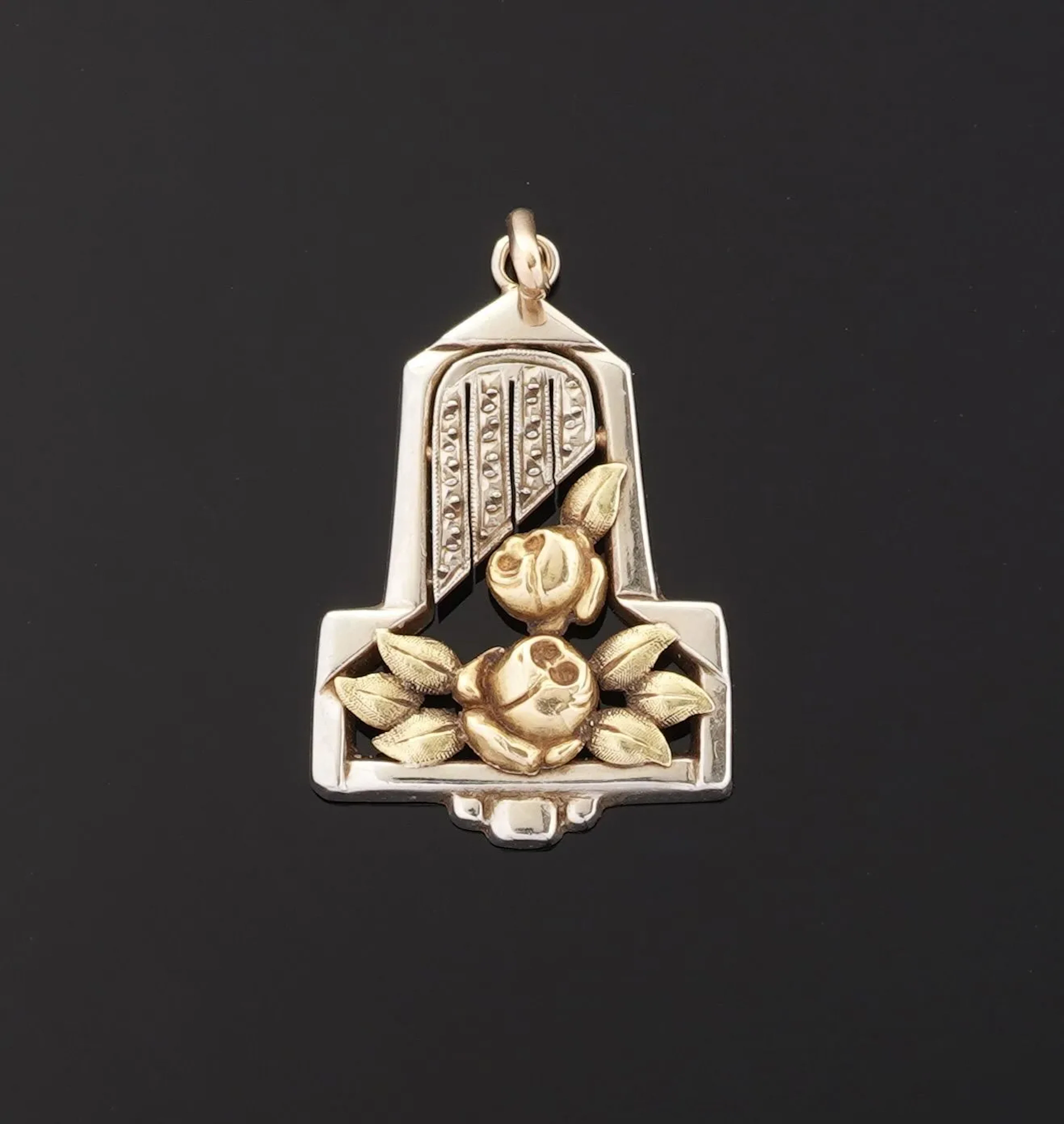 Art Deco pendant with an architectural design featuring beve - Lot 142