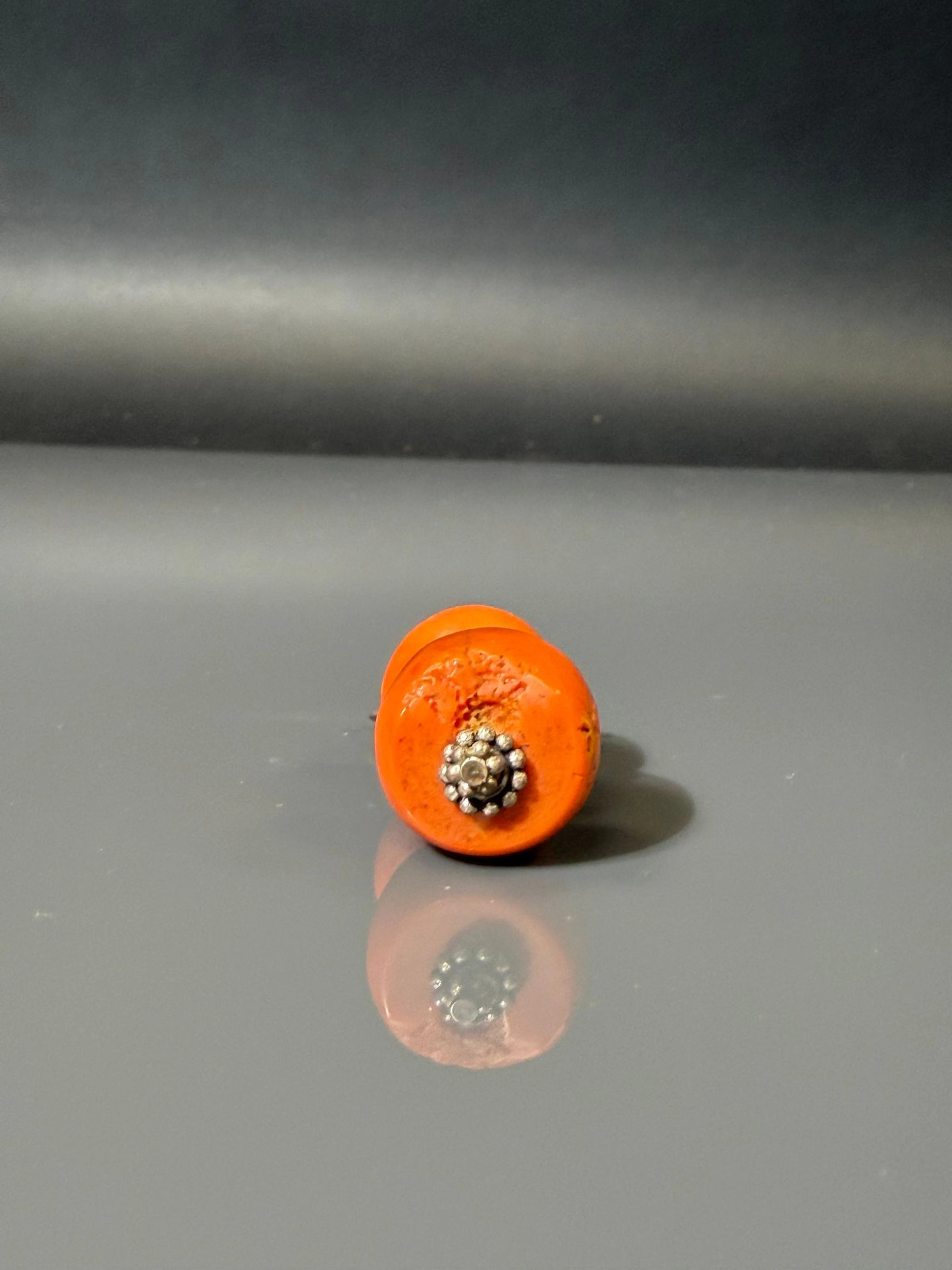A silver earring adorned with two large barrel-shaped coral - Lot 69