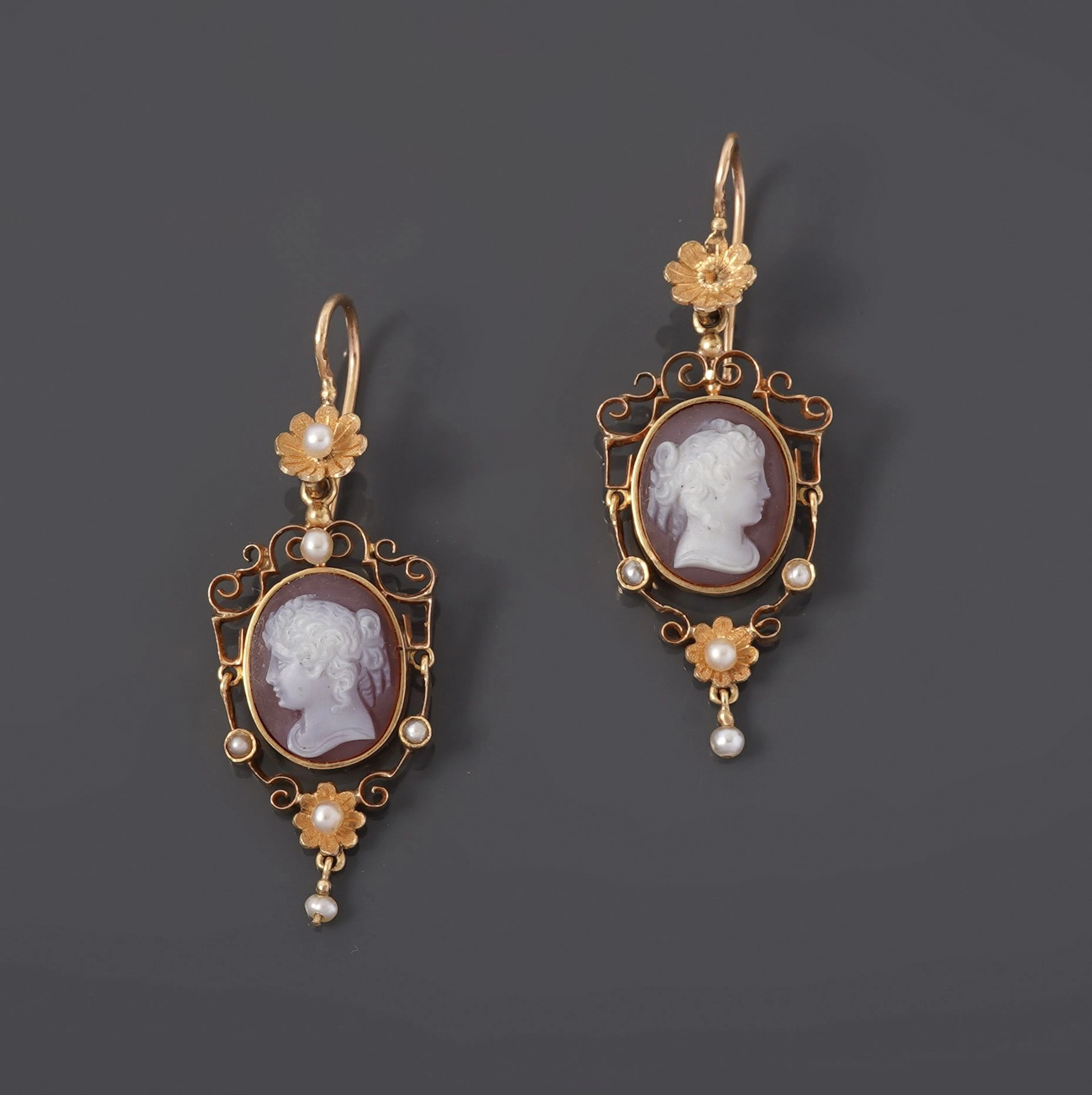 Pair of 18k yellow gold earrings (750 parts per thousand) fe - Lot 160