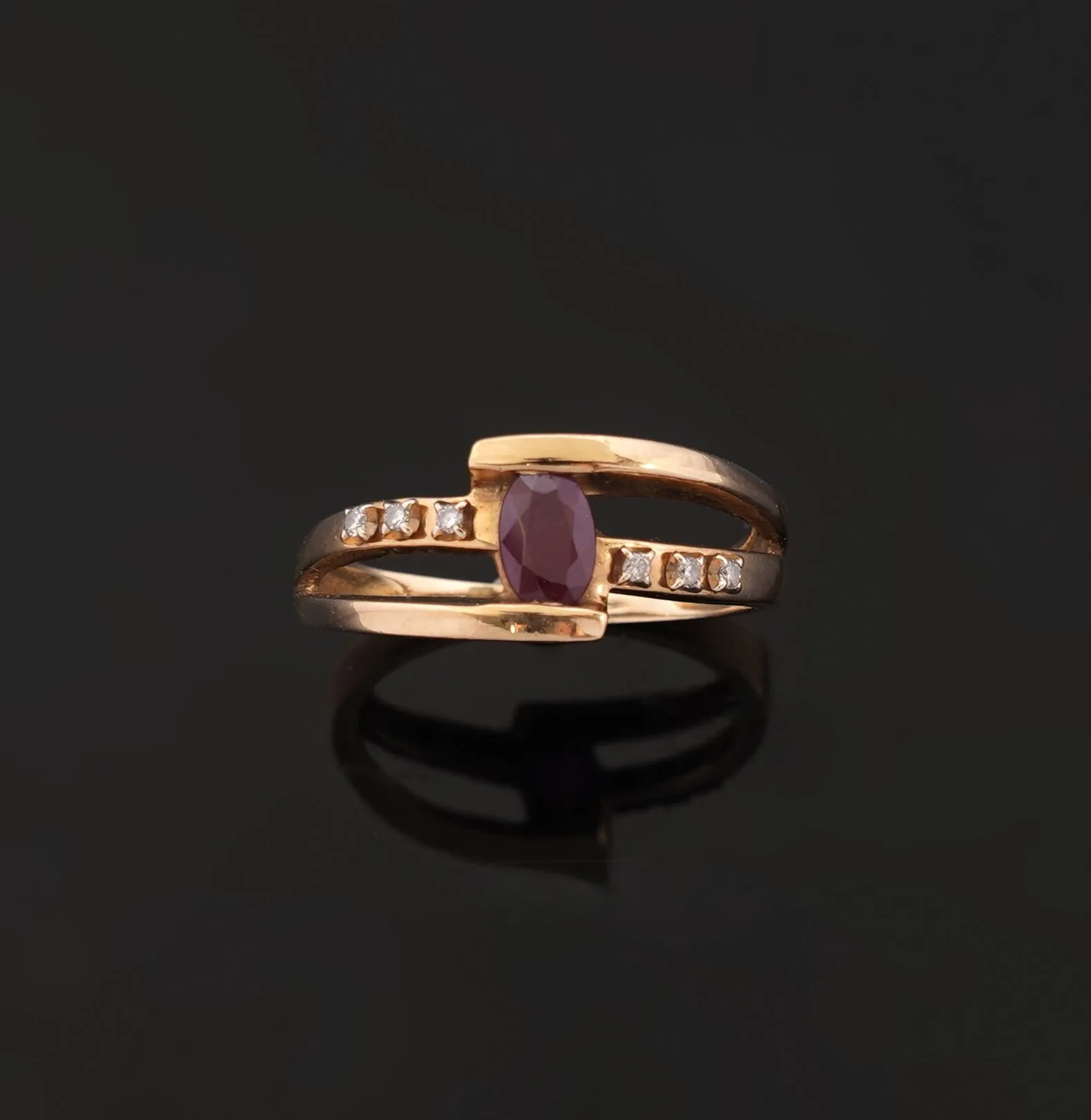 18K yellow gold ring (750 parts per thousand) set with an ov - Lot 297