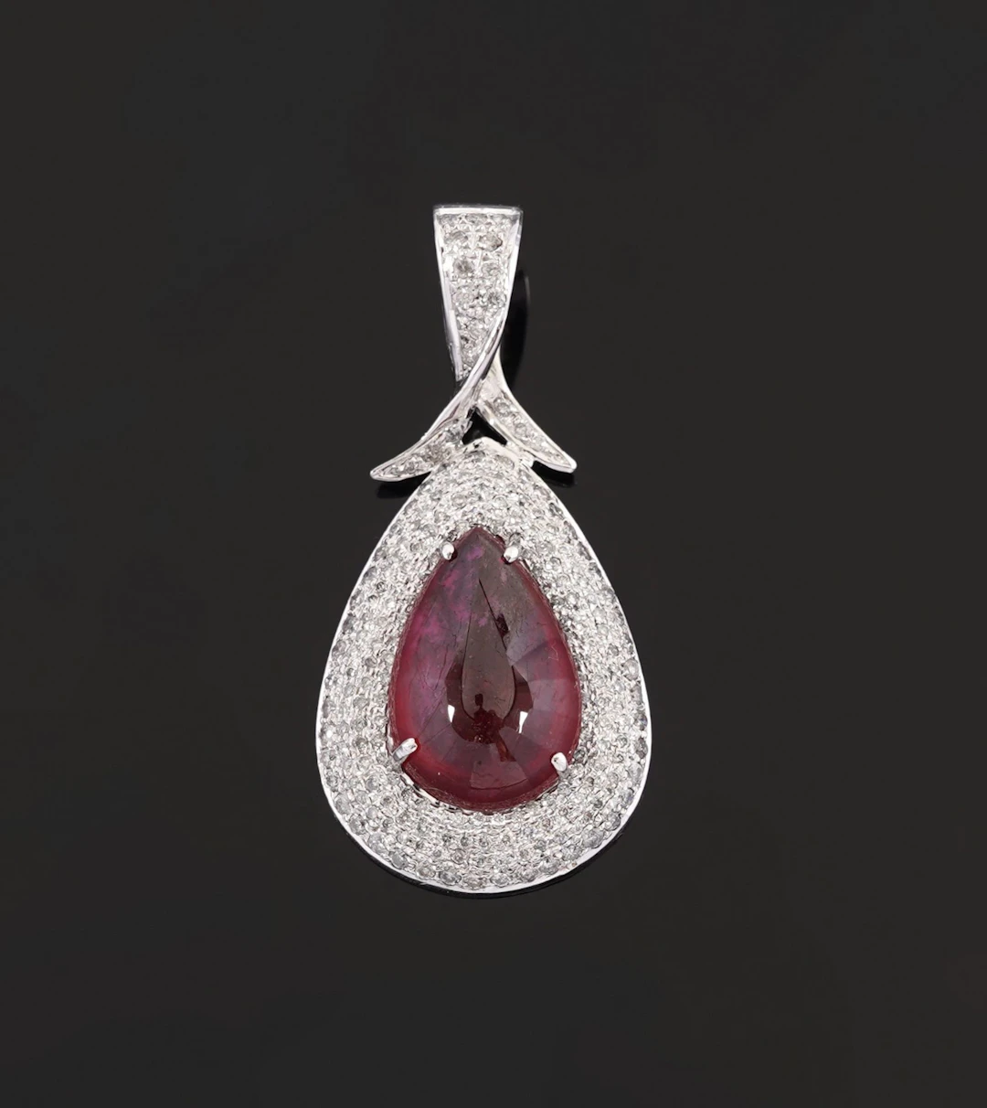 An 18k white gold pendant (750 parts per thousand) featuring - Lot 290