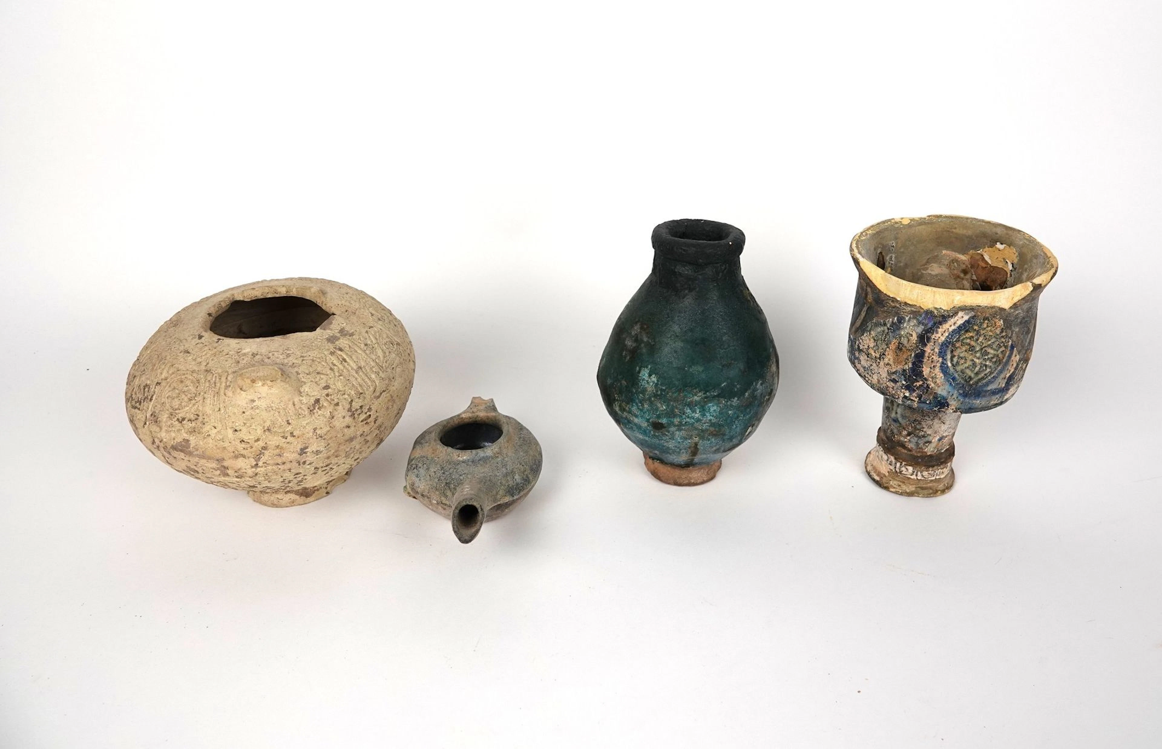 Set of four pieces consisting of a glazed oil lamp, a blue-g - Lot 261
