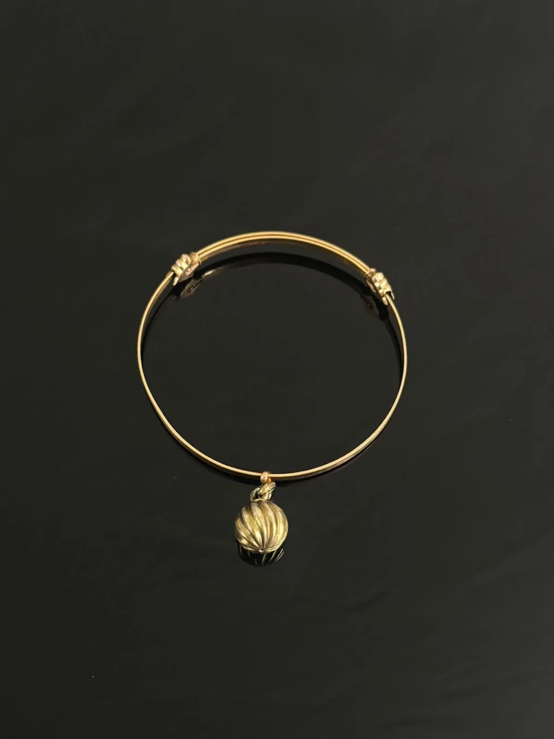 NV Adjustable metal bracelet featuring a beaded silver spher - Lot 172
