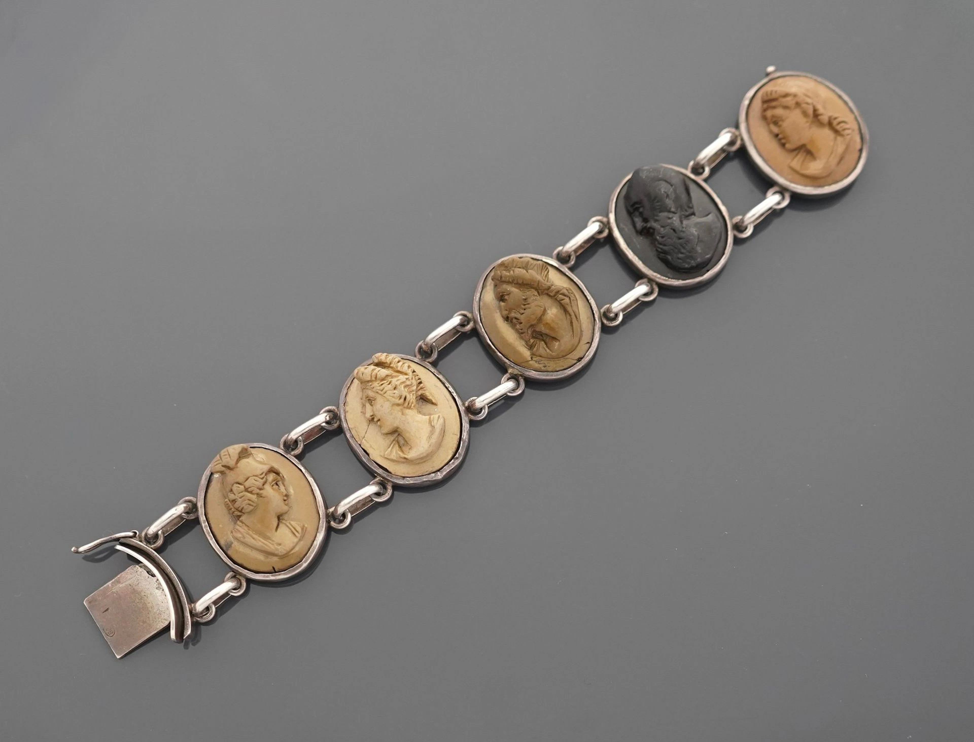 An 800-part silver bracelet composed of five medallions, eac - Lot 88