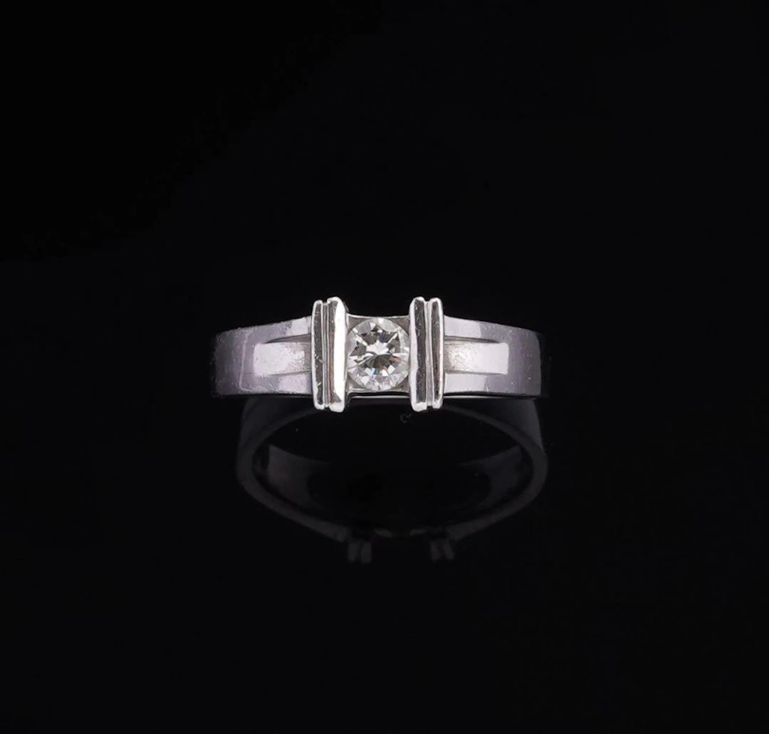 A 900-th platinum band ring set with a modern-cut diamond we - Lot 246