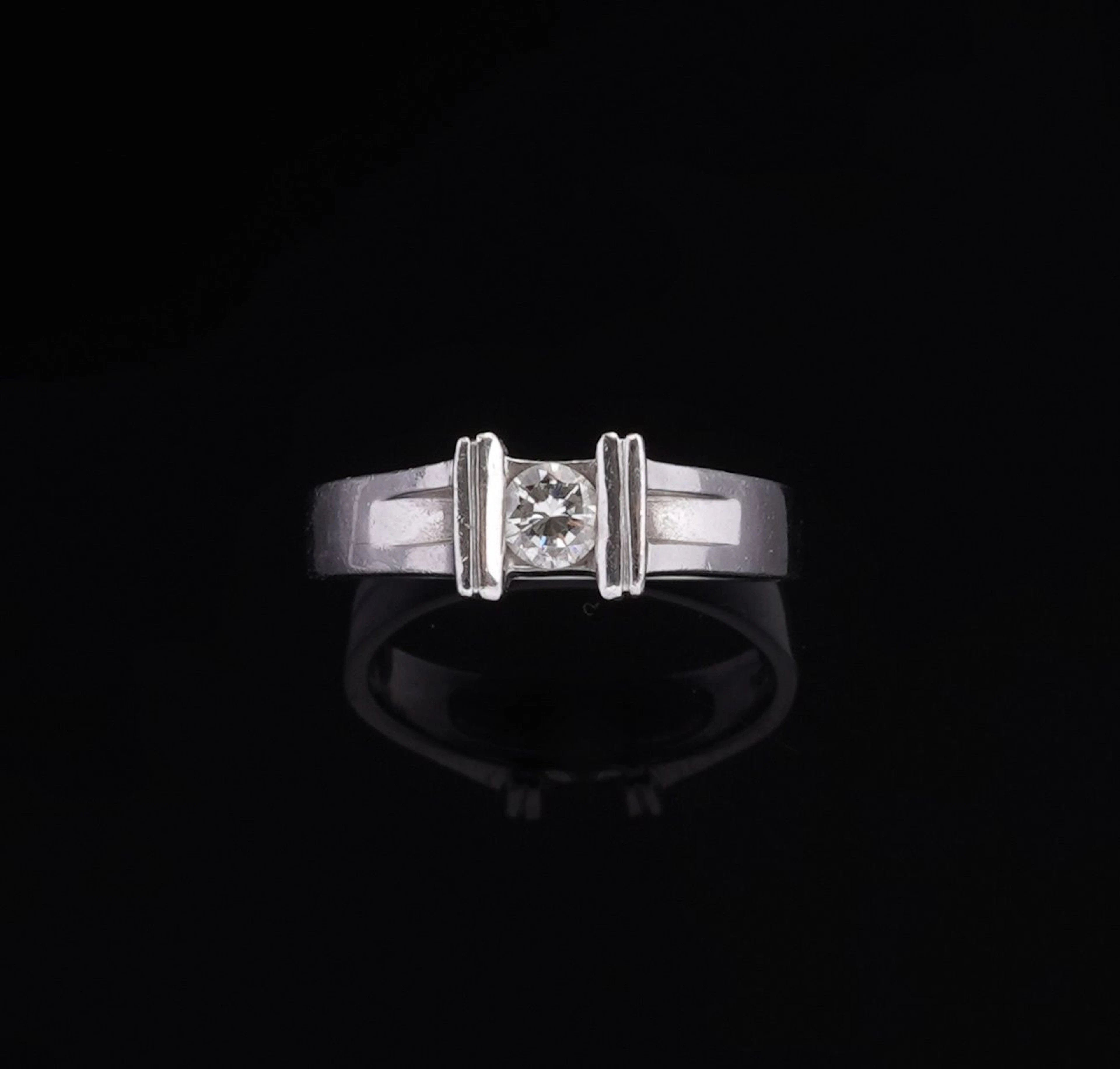 A 900-th platinum band ring set with a modern-cut diamond we - Lot 246