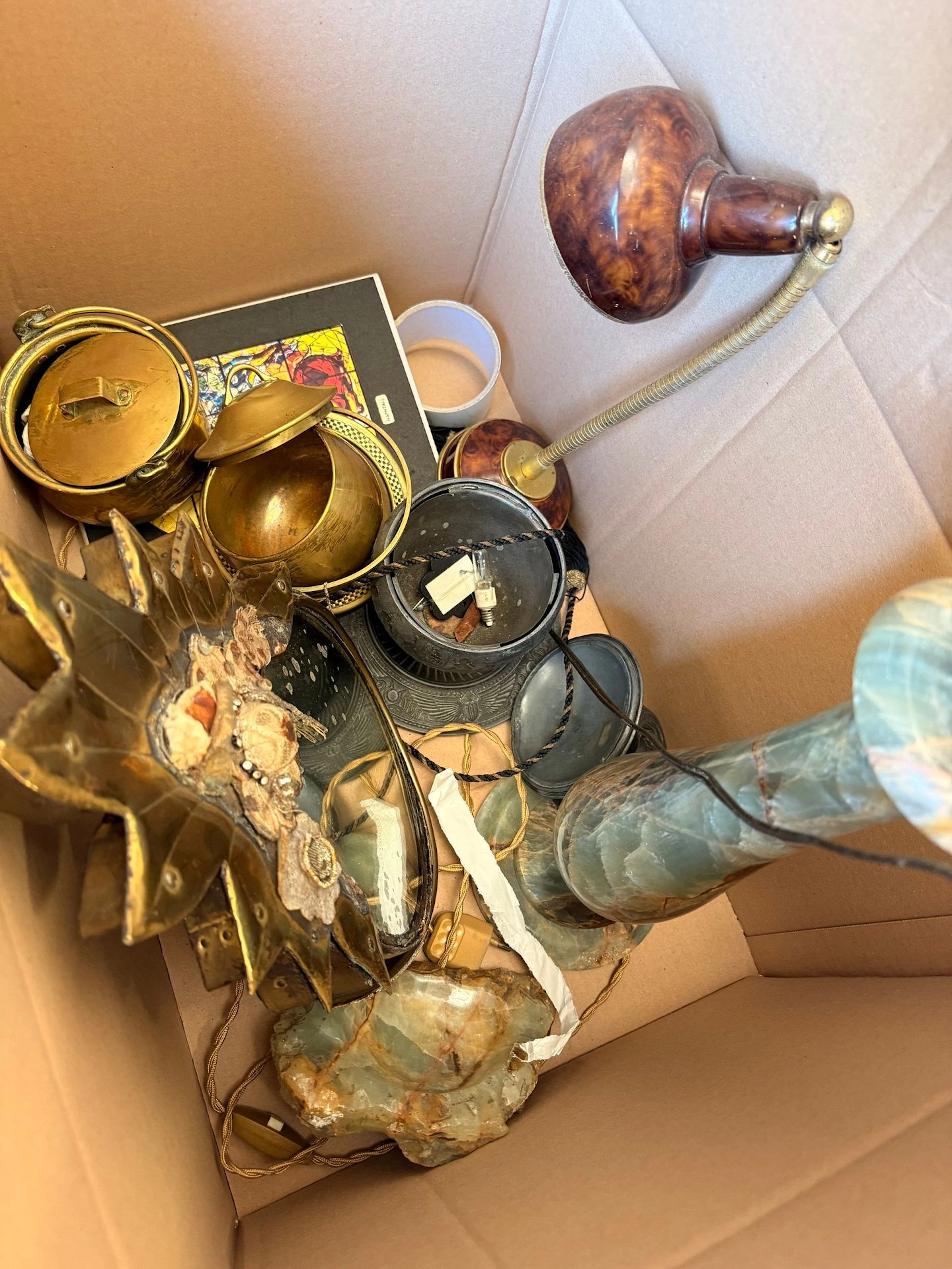A lot consisting of: a brass mirror, a desk lamp, an Egyptia - Lot 1
