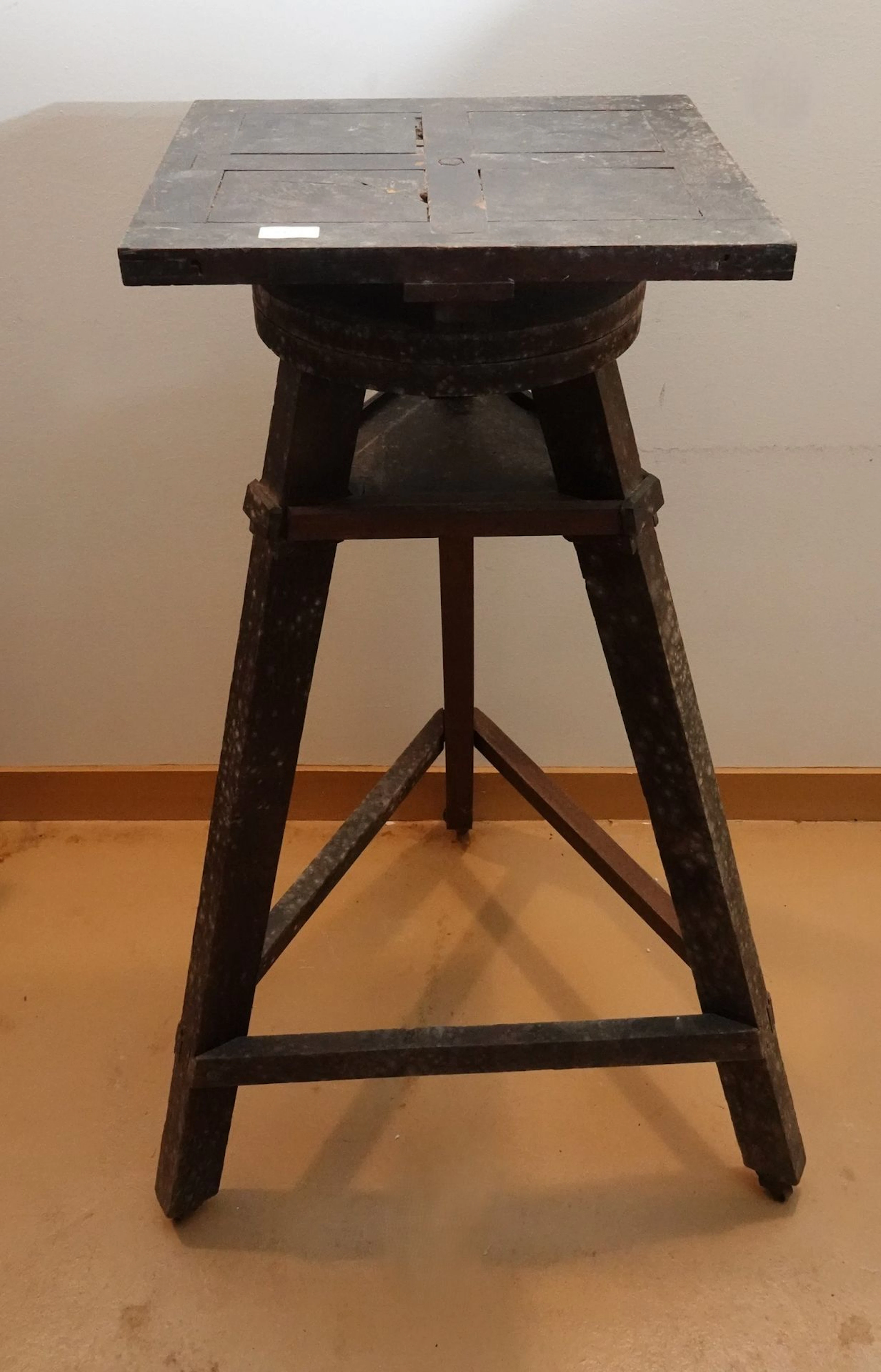 Natural wood sculptor’s bench with rotating tabletop - Lot 642