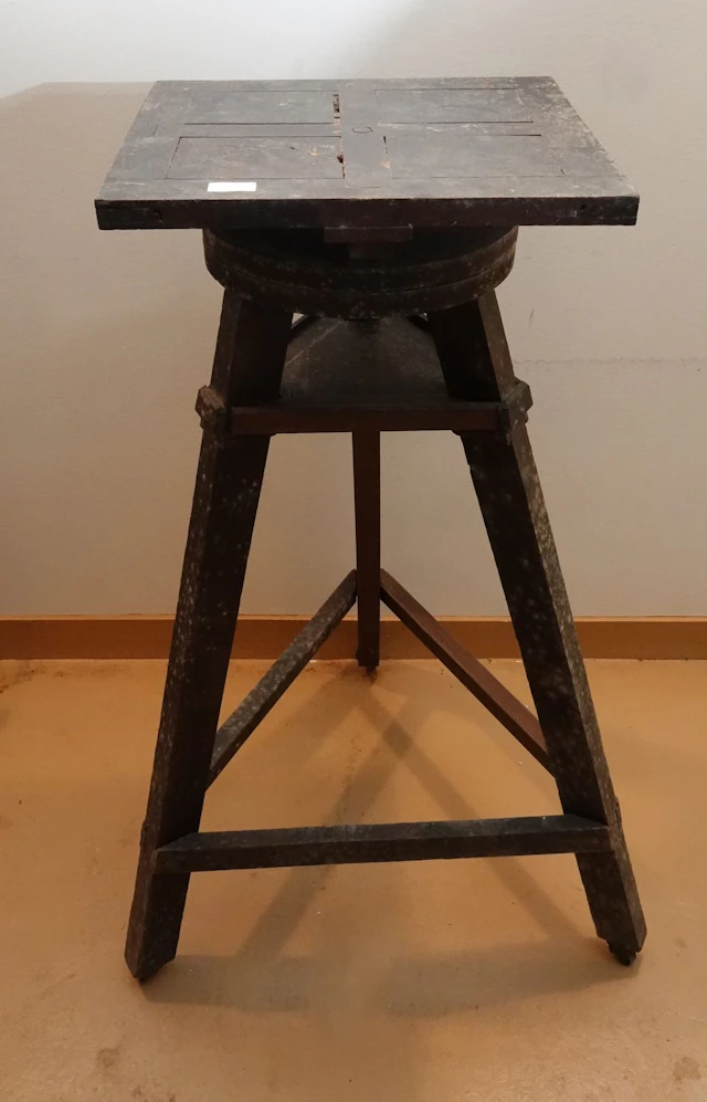 Natural wood sculptor’s bench with rotating tabletop - Lot 642