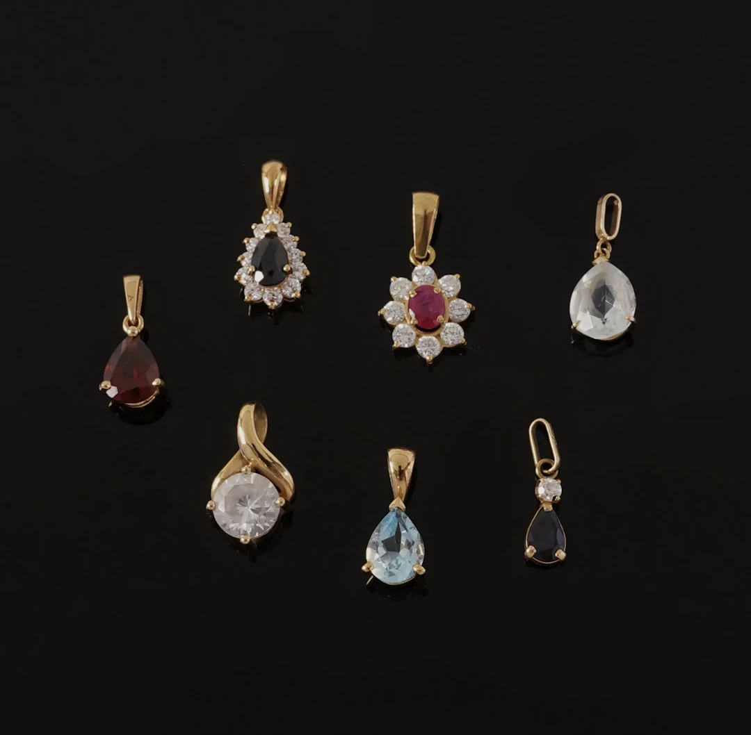 Set of 7 pendants consisting of: - Lot 117