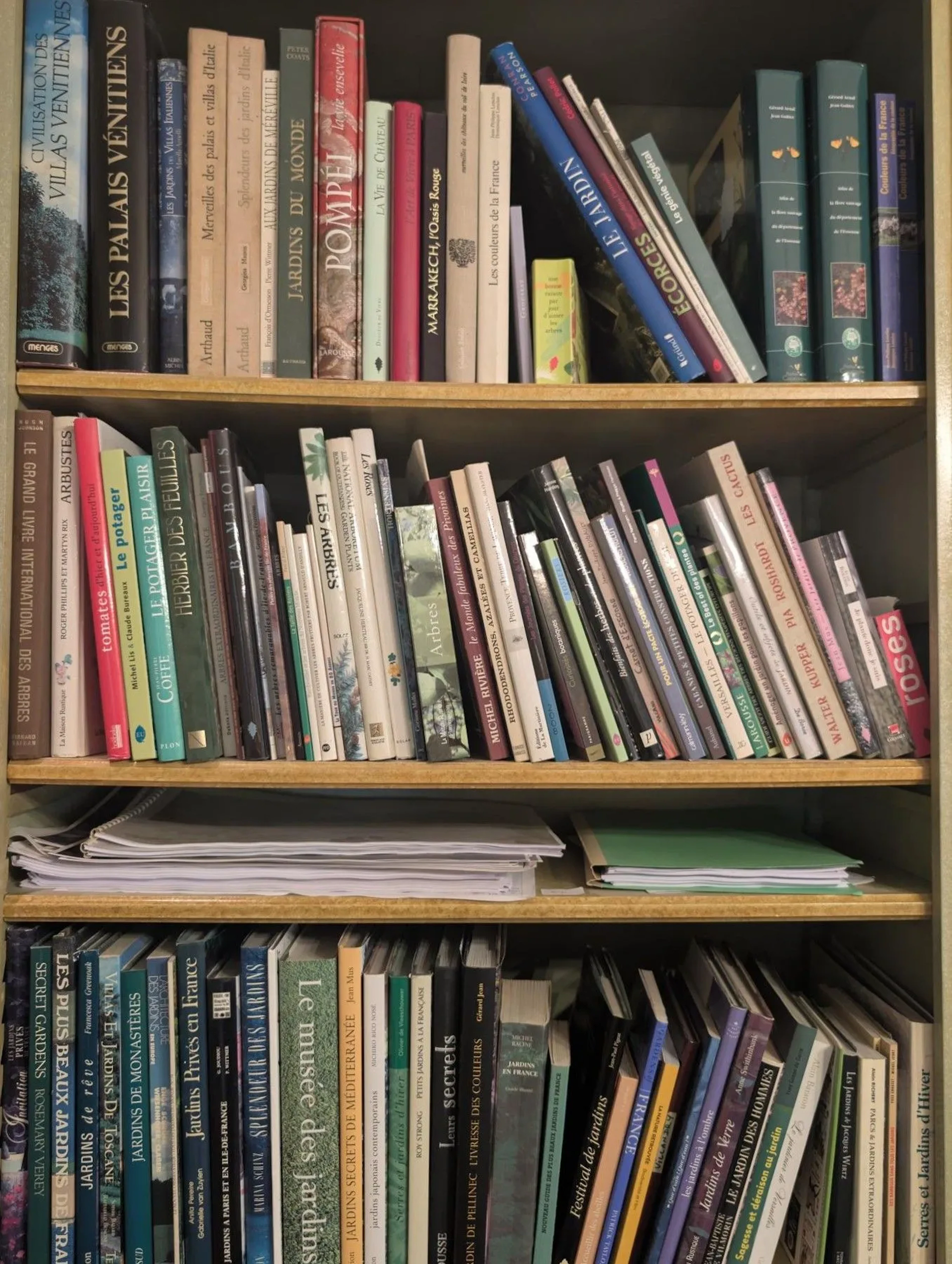 Art books and miscellaneous items on gardens - Lot 550