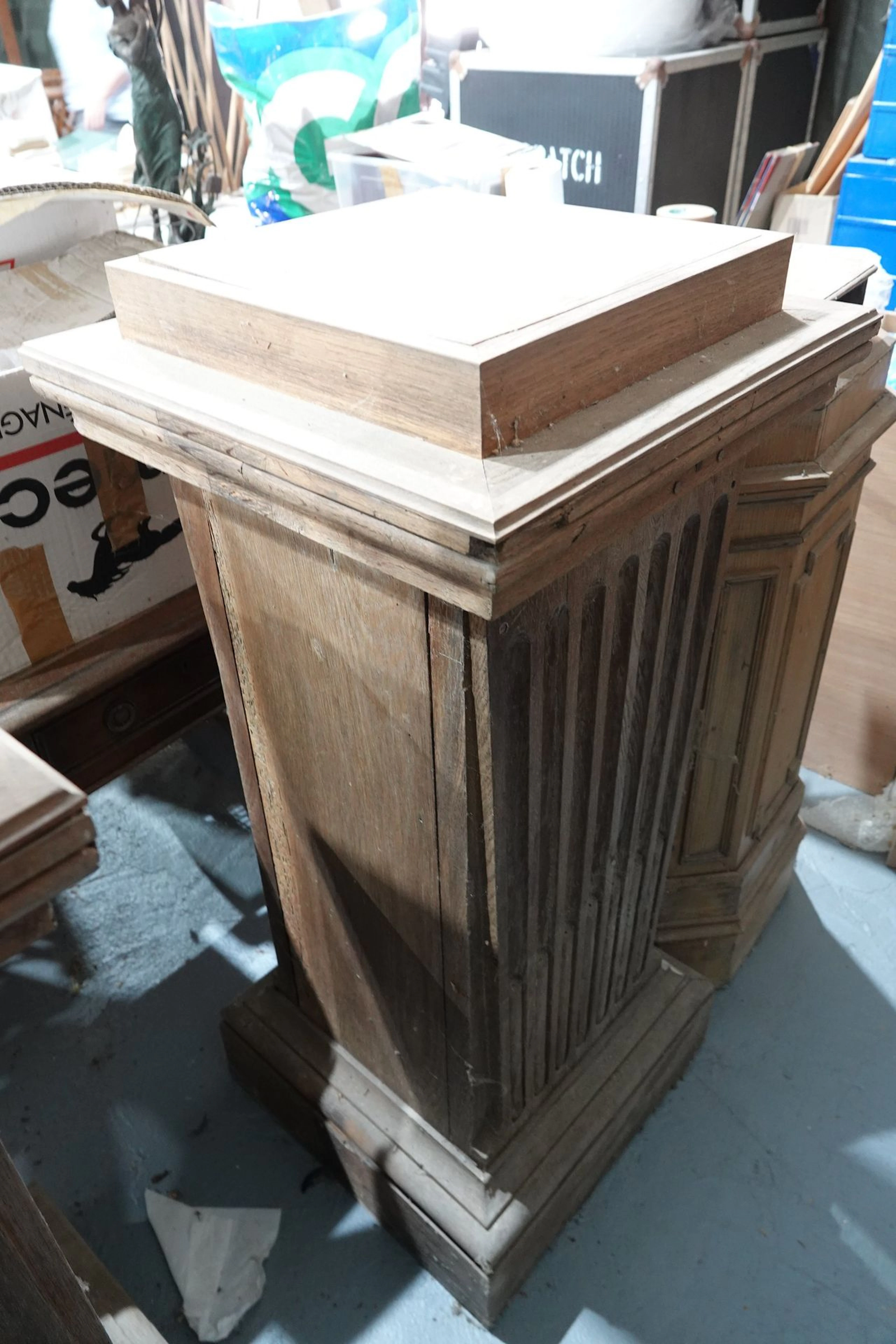 Pair of white wooden pedestals with two fluted sides in a sp - Lot 583