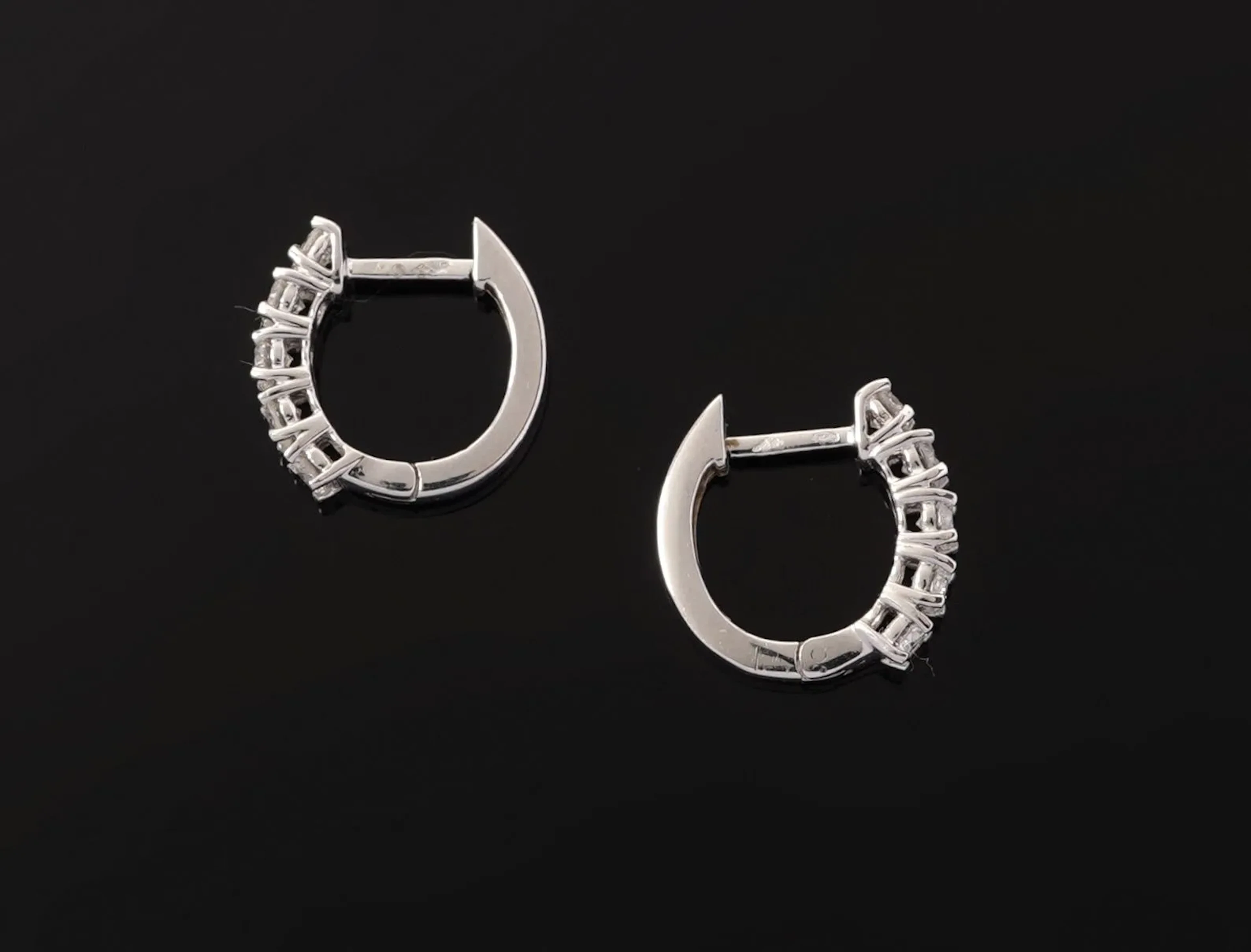 A pair of 18k white gold earrings (750) each set with 5 mode - Lot 284