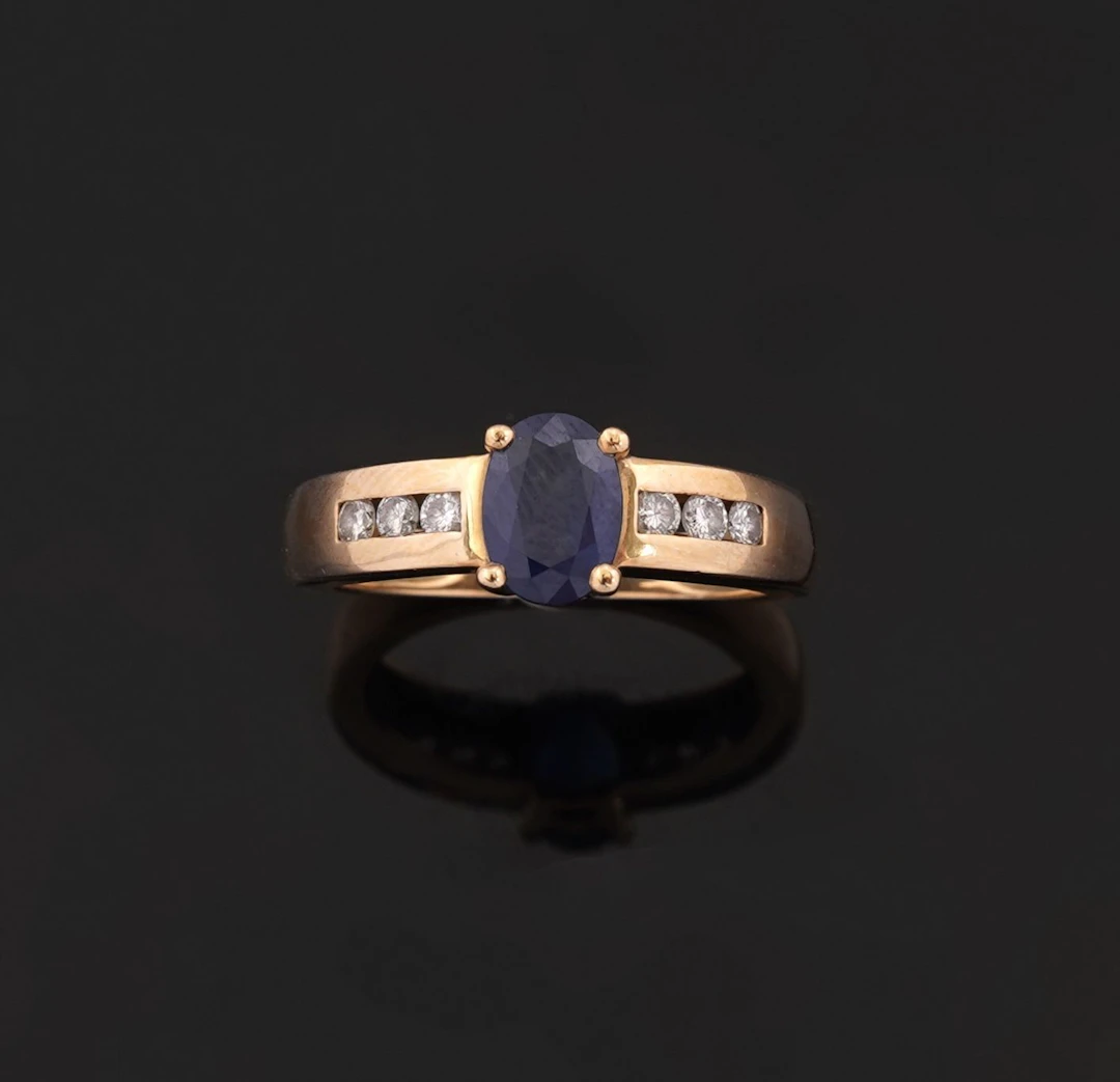 An 18k yellow gold ring (750 parts per thousand) featuring a - Lot 307