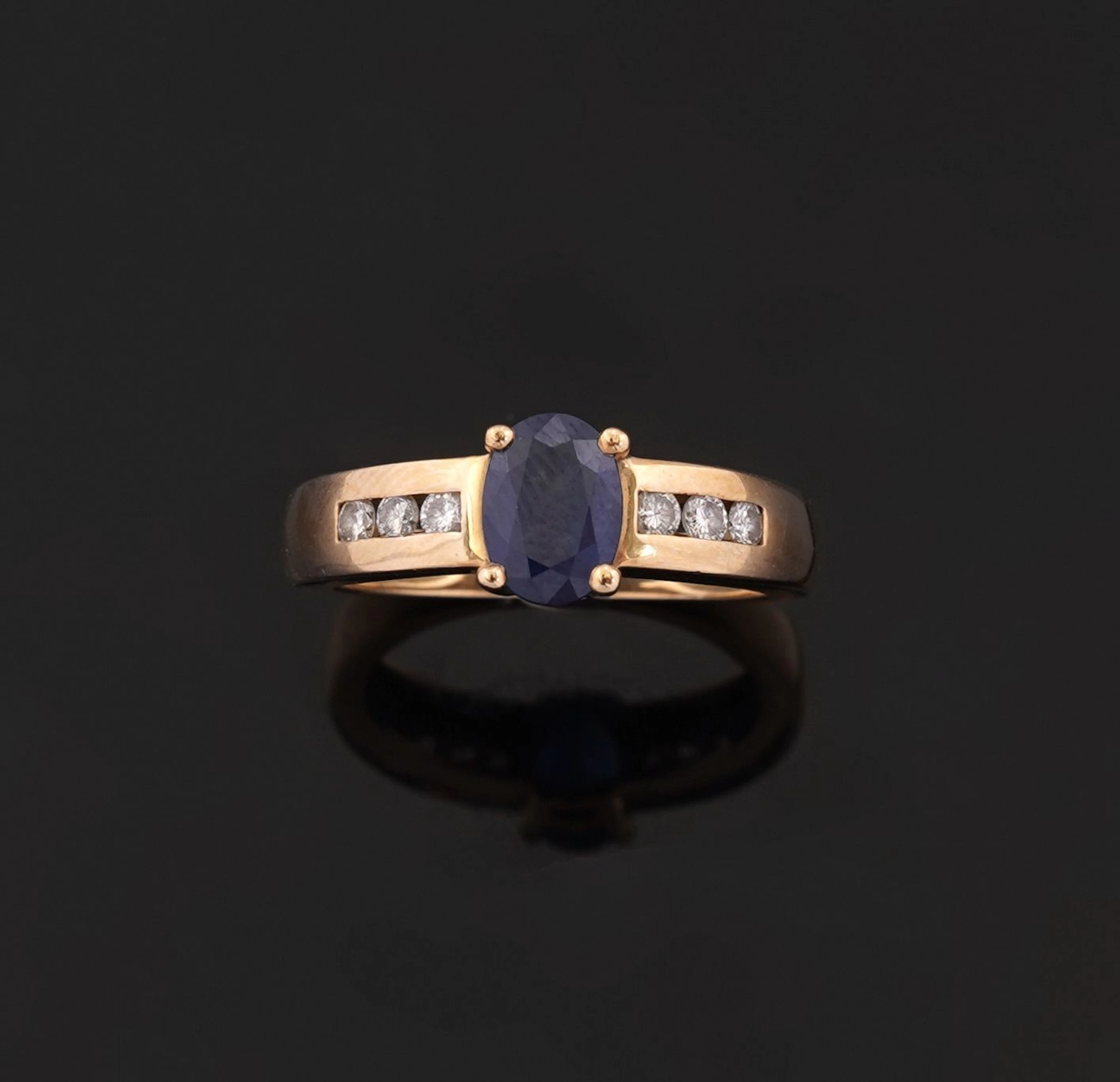 An 18k yellow gold ring (750 parts per thousand) featuring a - Lot 307