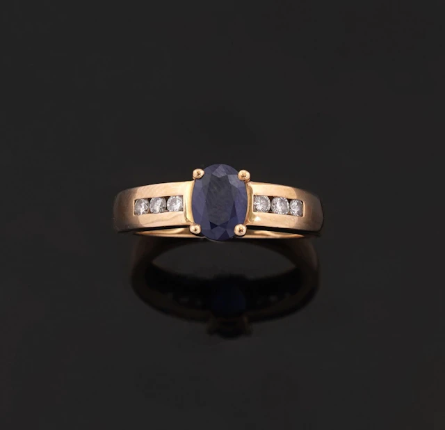 An 18k yellow gold ring (750 parts per thousand) featuring a - Lot 307