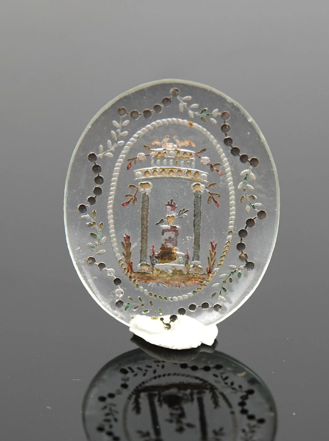 Painted intaglio depicting a pierced heart in a temple - Lot 268