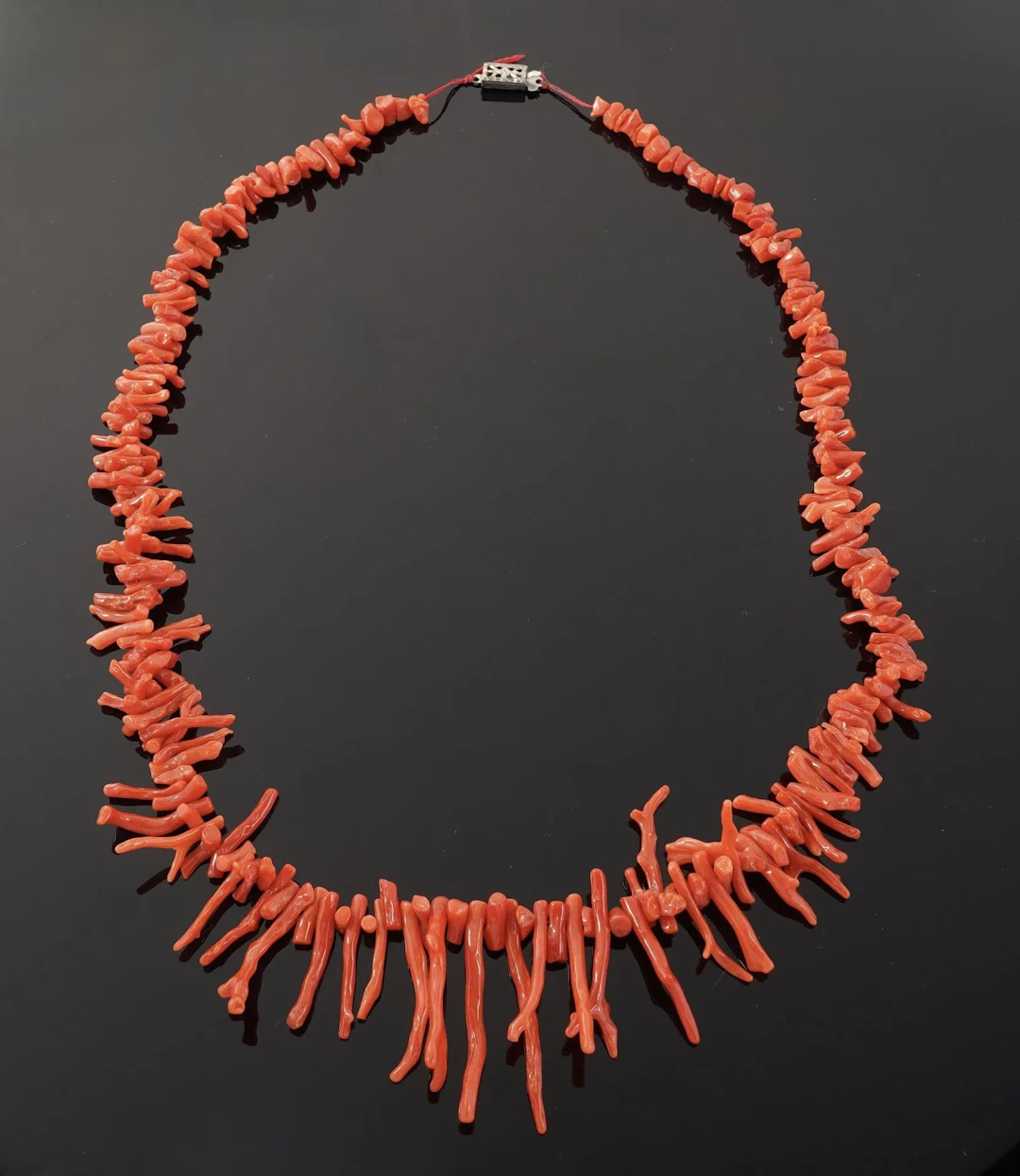 Necklace of falling (tinted) coral branches, metal ratchet c - Lot 81