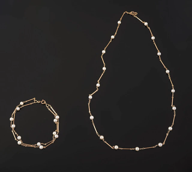 A matching set in 18k yellow gold (750 parts per thousand) c - Lot 88