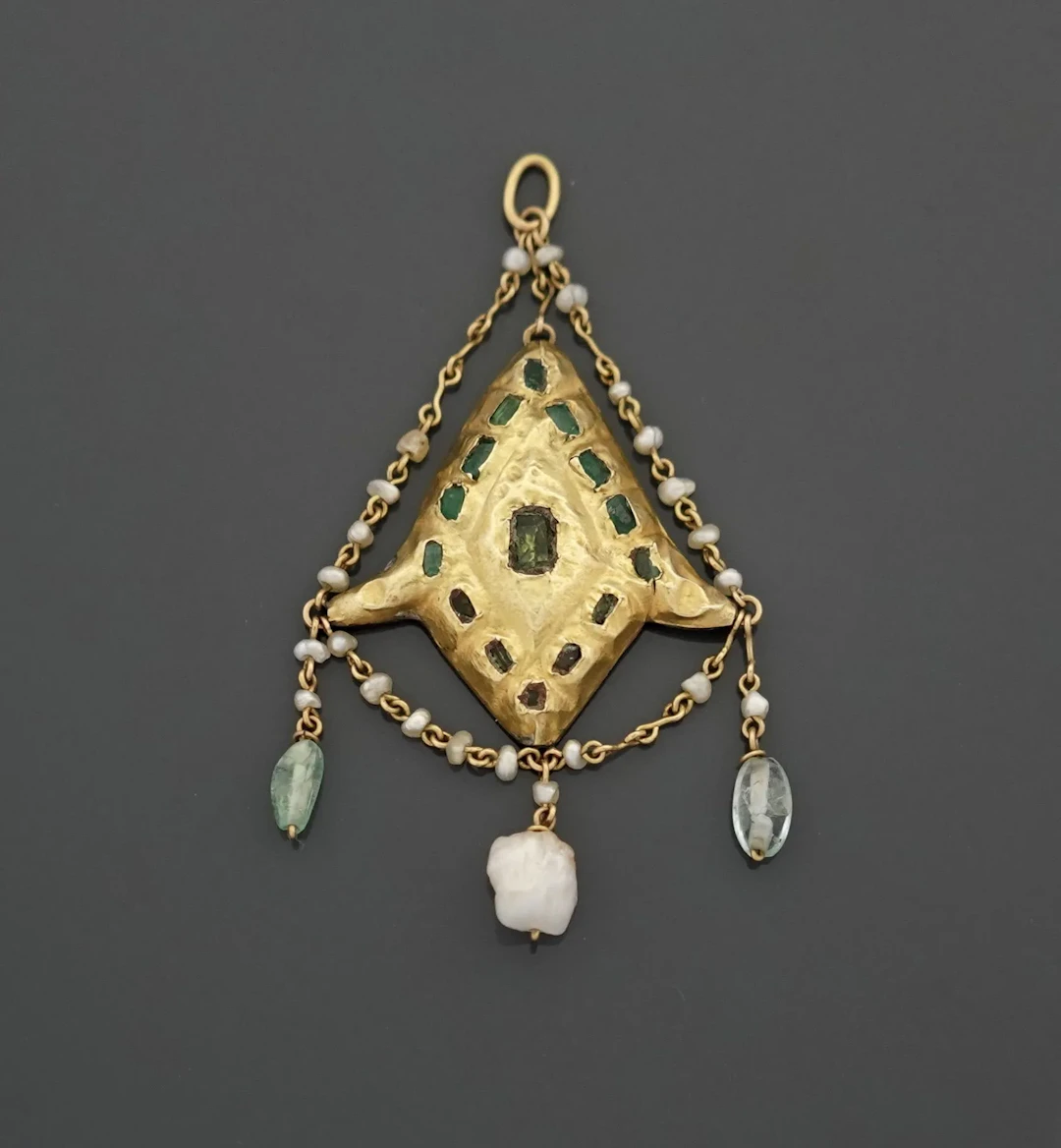 18K yellow gold pendant, 750 thousandths, centered on a poly - Lot 194