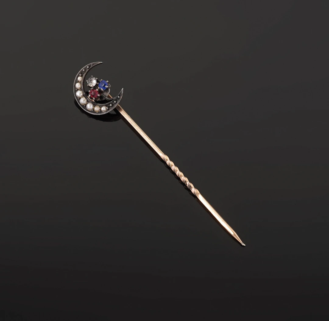 9k yellow and white gold tie pin (375 parts per thousand) fe - Lot 105