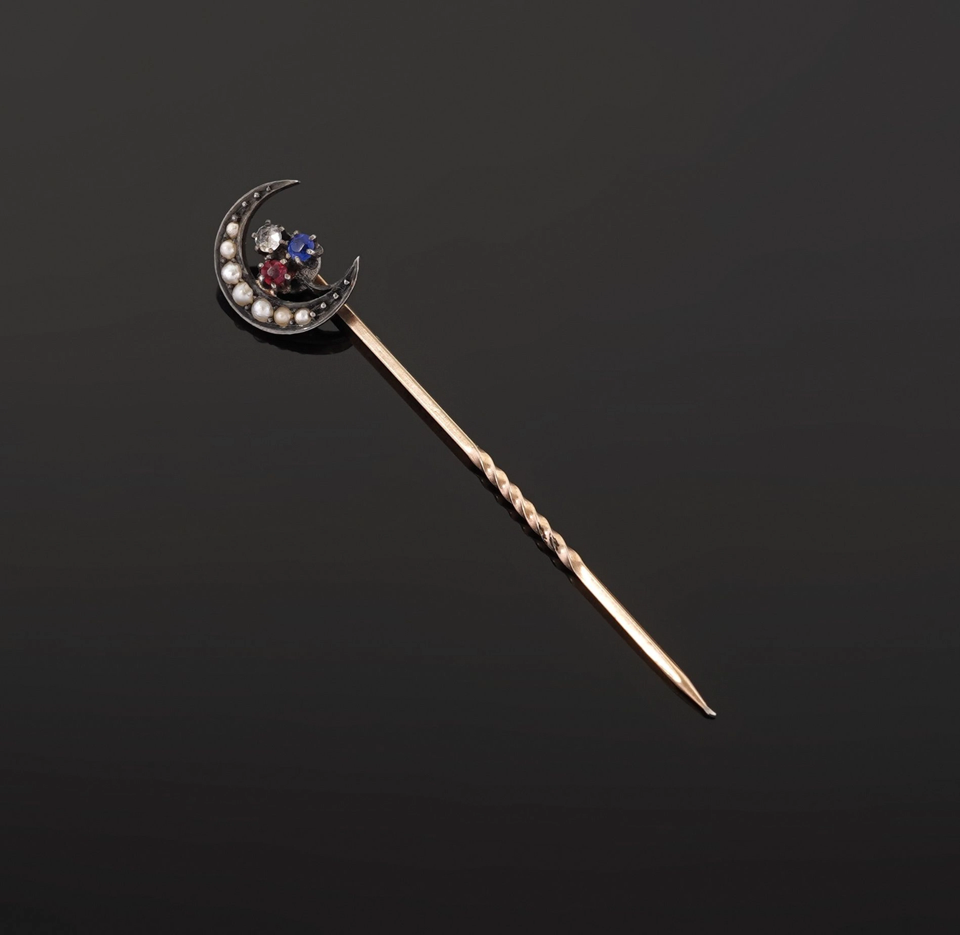 9k yellow and white gold tie pin (375 parts per thousand) fe - Lot 105